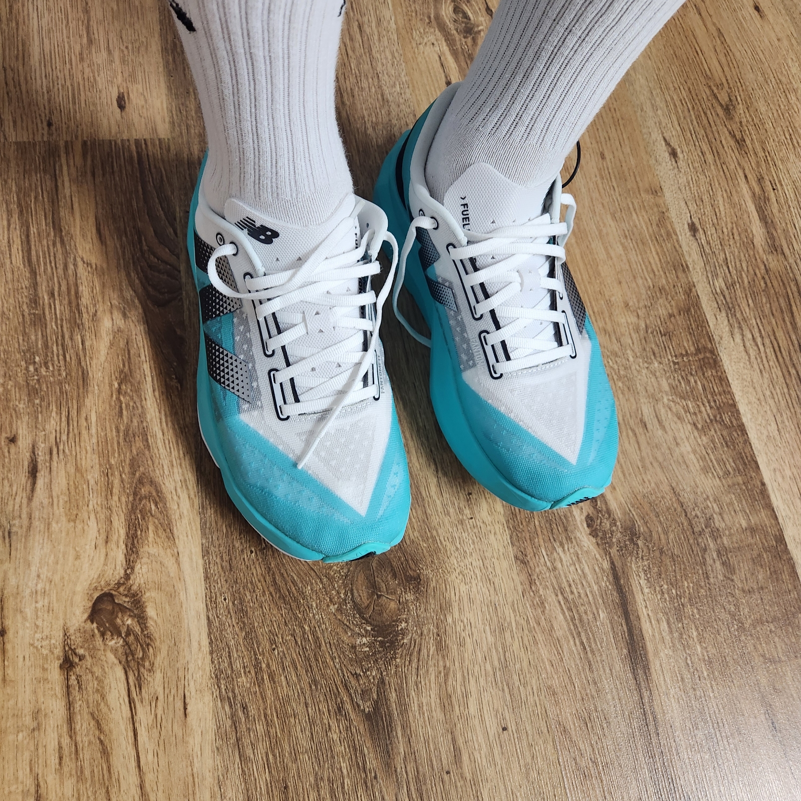 New Balance Fuelcell Rebel v4 Cyber Jade White - D Standard 착용 스타일 - 1
