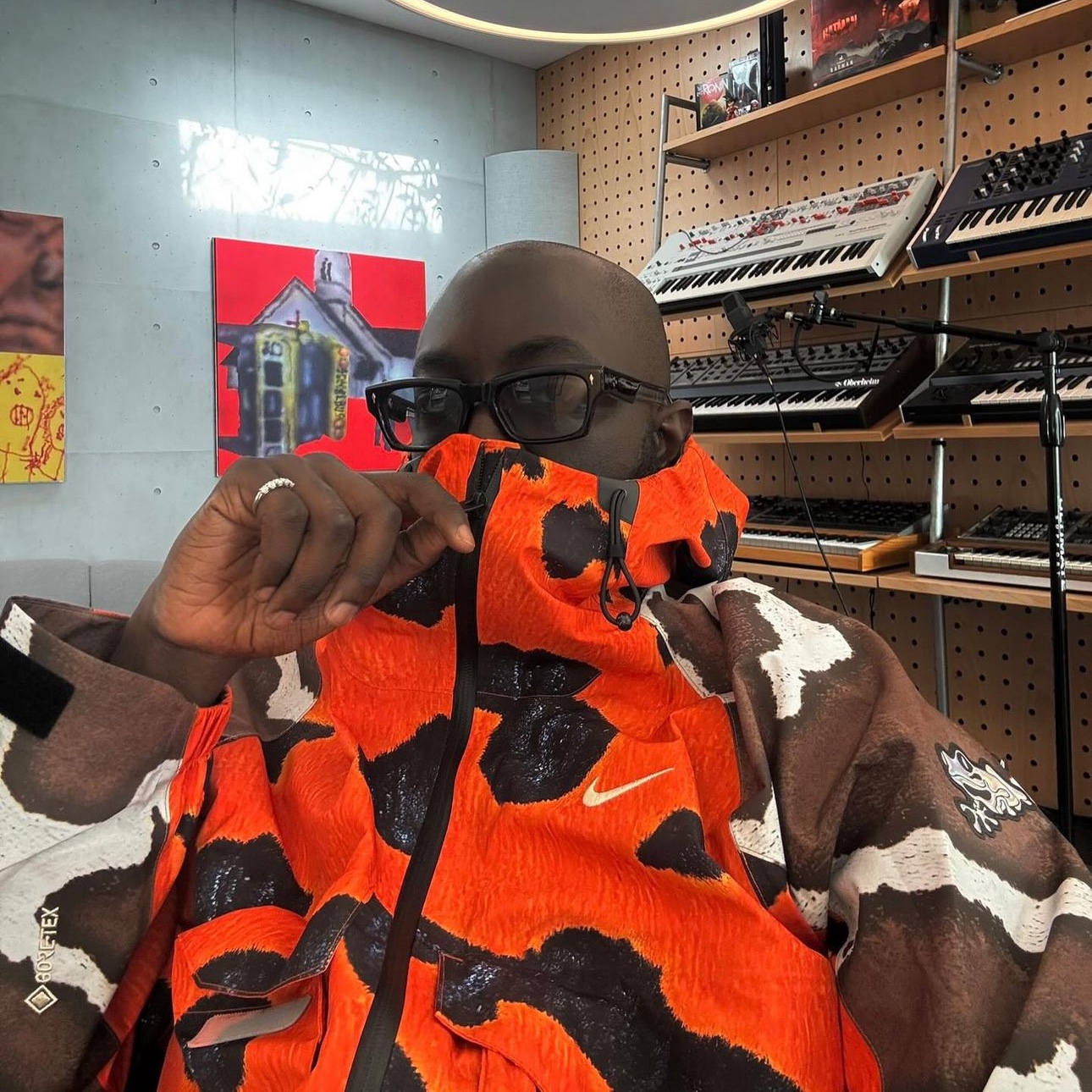 Nike x Drake Nocta Opal Deep Cover Gore-Tex Jacket Safety Orange (FZ3253-819), Nike x Drake Nocta Opal SSC Deep Cover Hat Safety Orange 착용 스타일 - 3