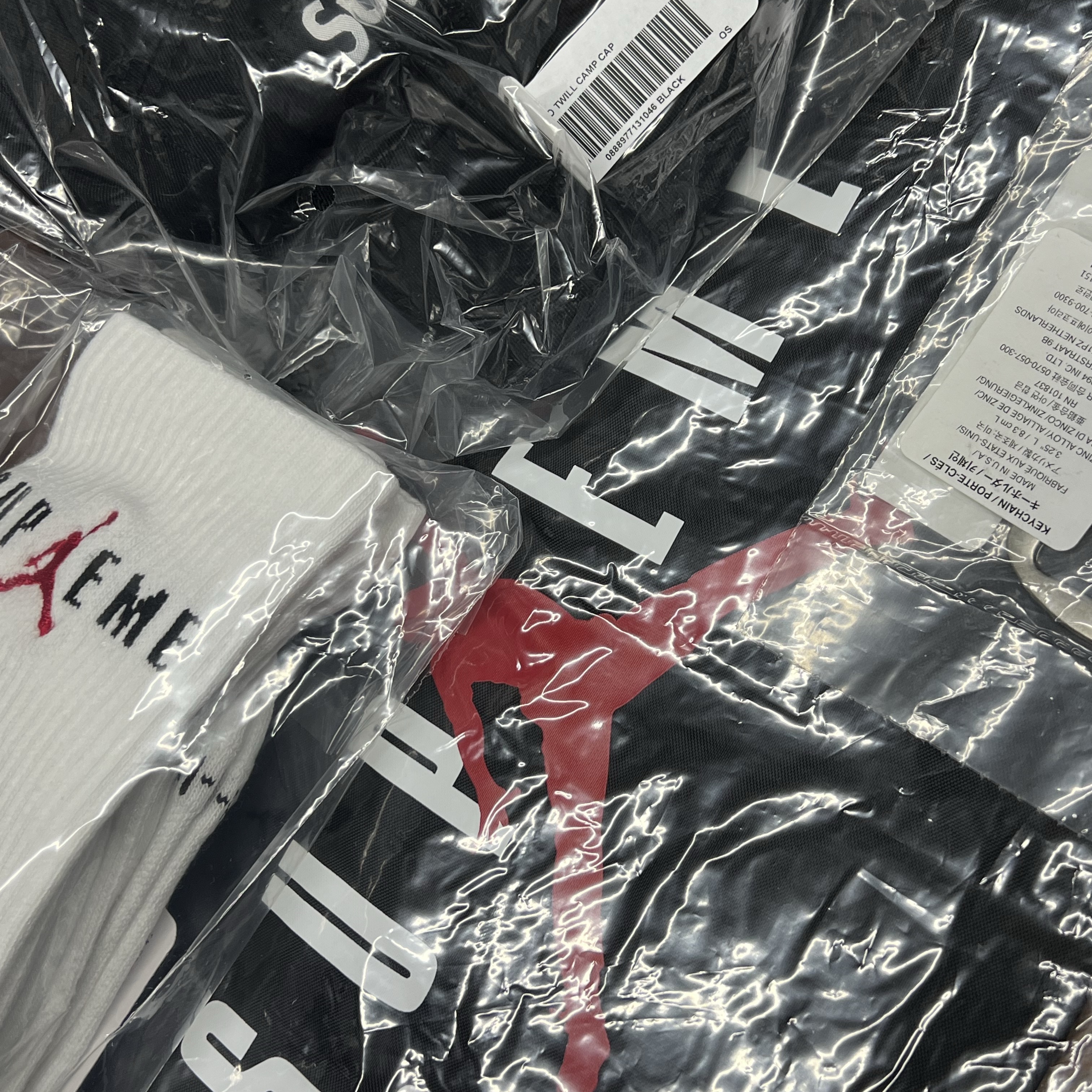 Supreme x Jordan Drawstring Bag Black - 24FW, Supreme x Jordan Crew Socks White (2 Pack) - 24FW 착용 스타일