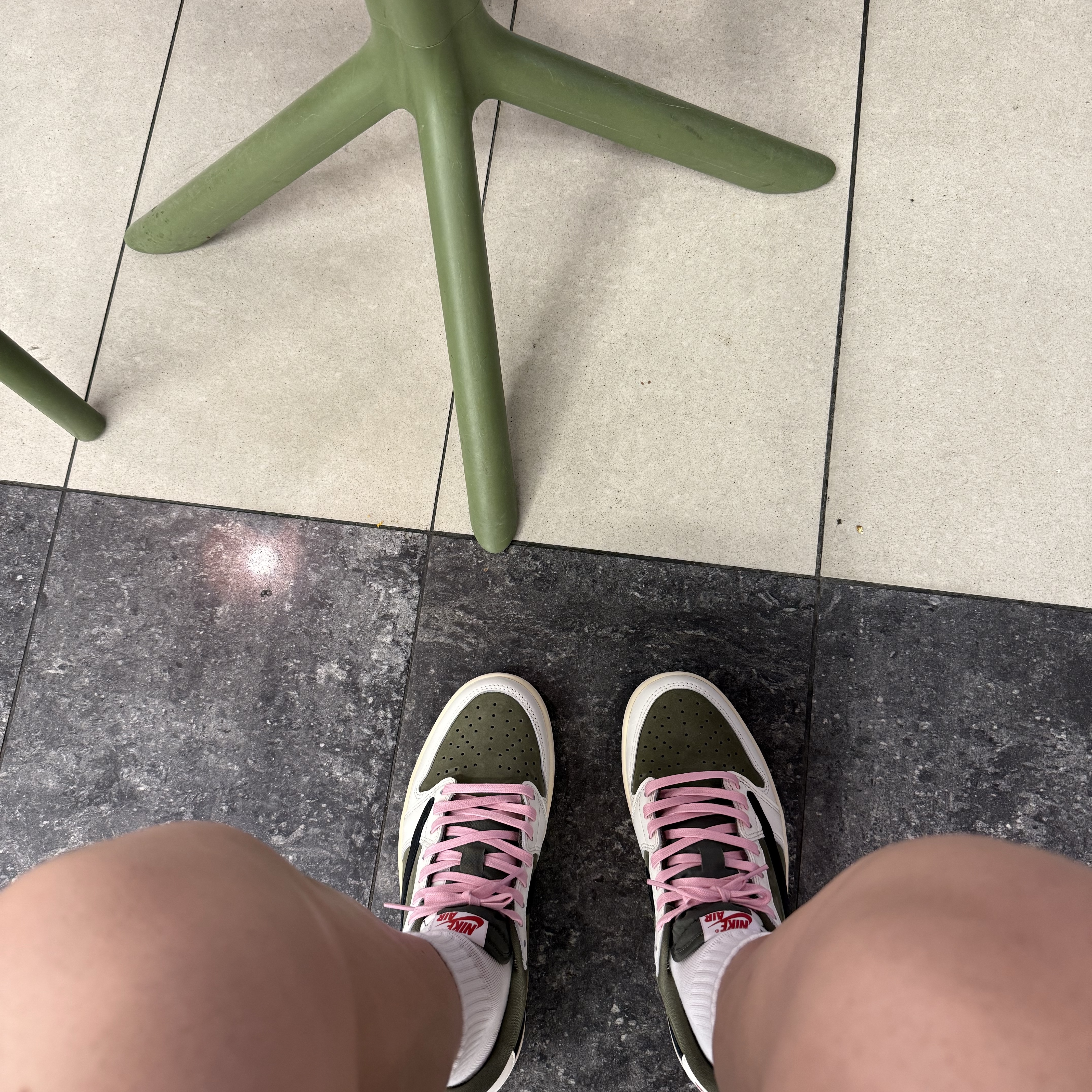 Jordan 1 x Travis Scott Retro Low OG SP Reverse Olive 착용 스타일