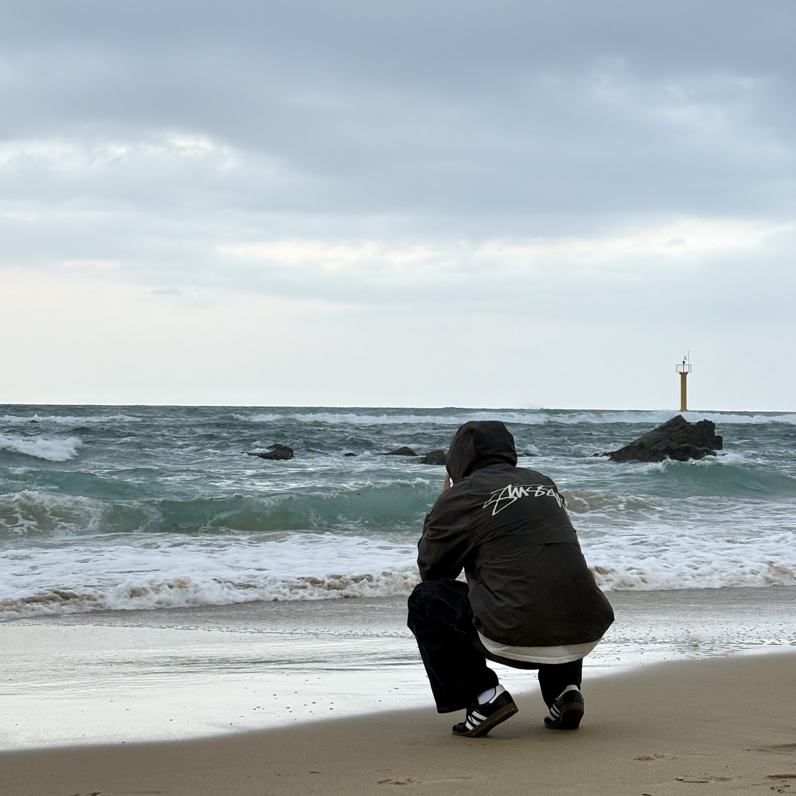 Stussy Wave Dye Beach Shell Jacket Black, Stussy 8 Ball Pigment Dyed T-Shirt Natural 착용 스타일 - 1