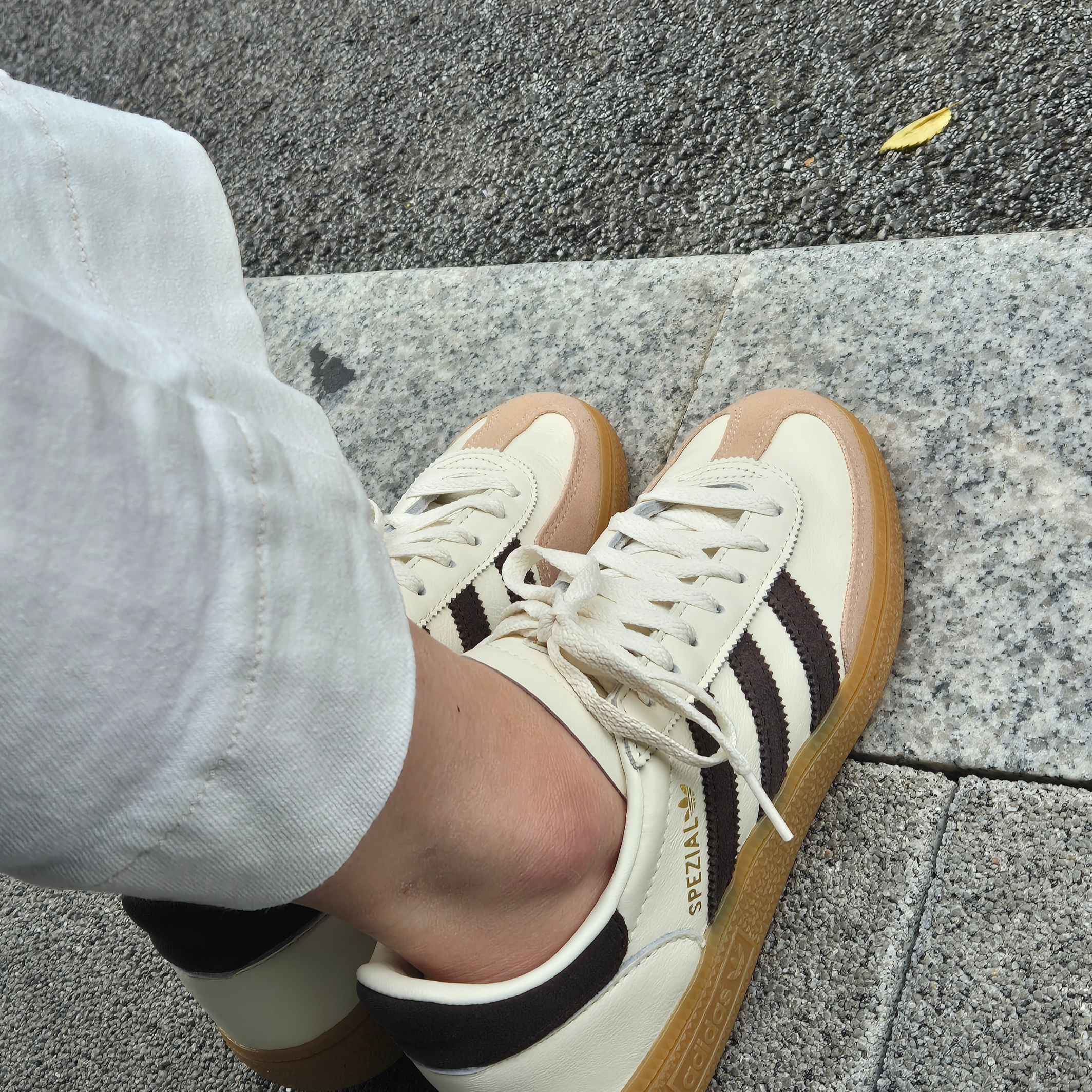 Adidas Spezial Handball Off White Dark Brown 착용 스타일 - 1