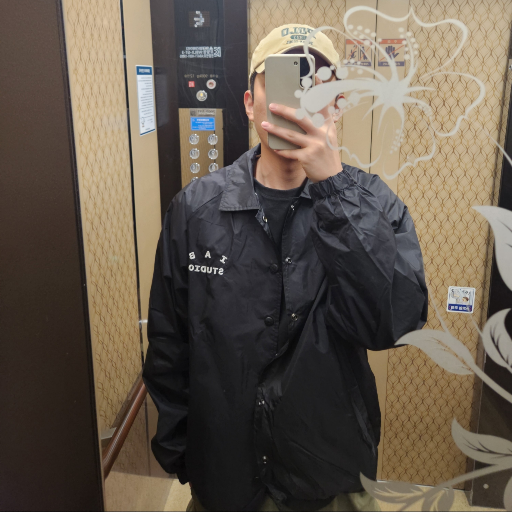 IAB Studio Coach Jacket Black 착용 스타일
