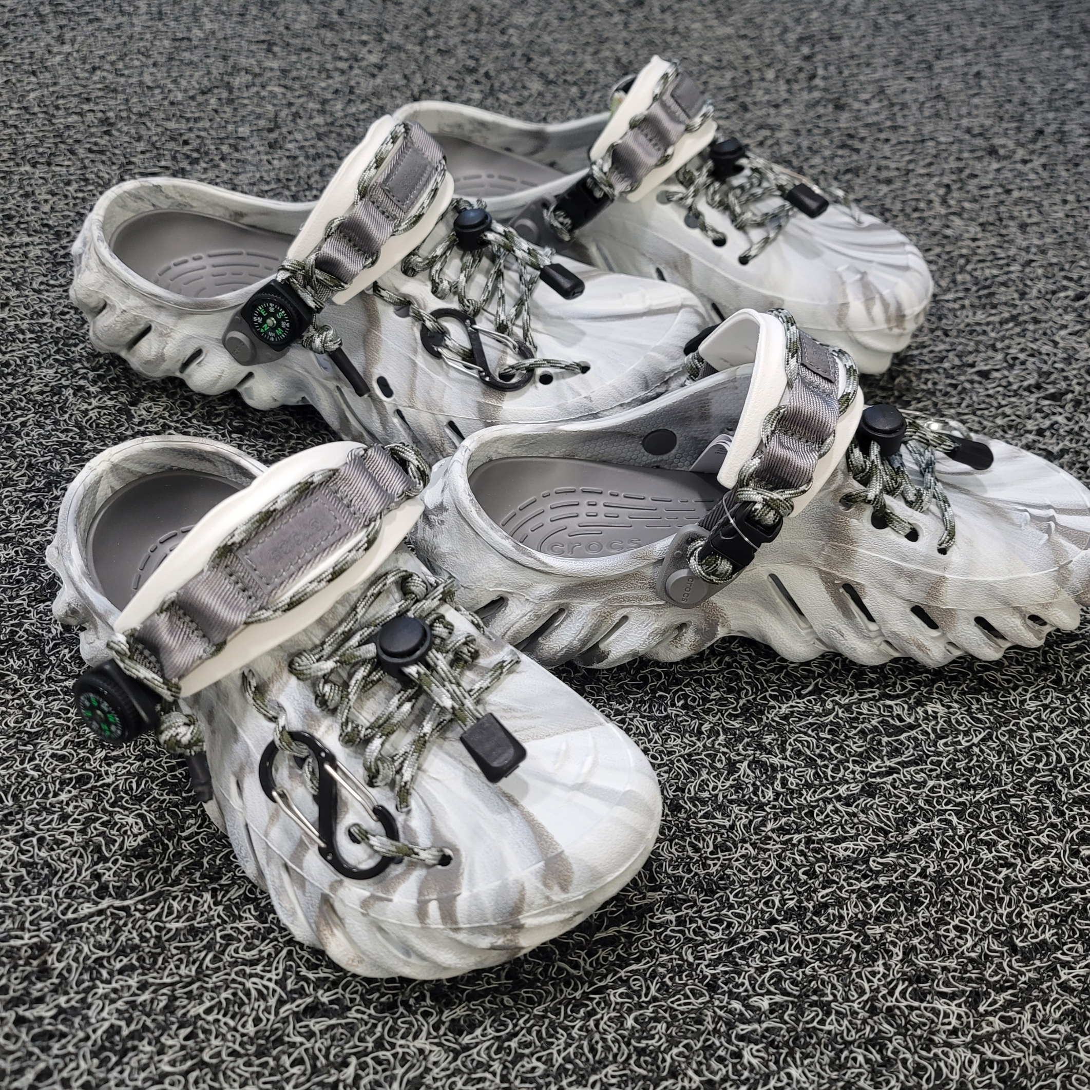 Crocs Echo Marbled Clog Moonlight Multi 착용 스타일 - 2