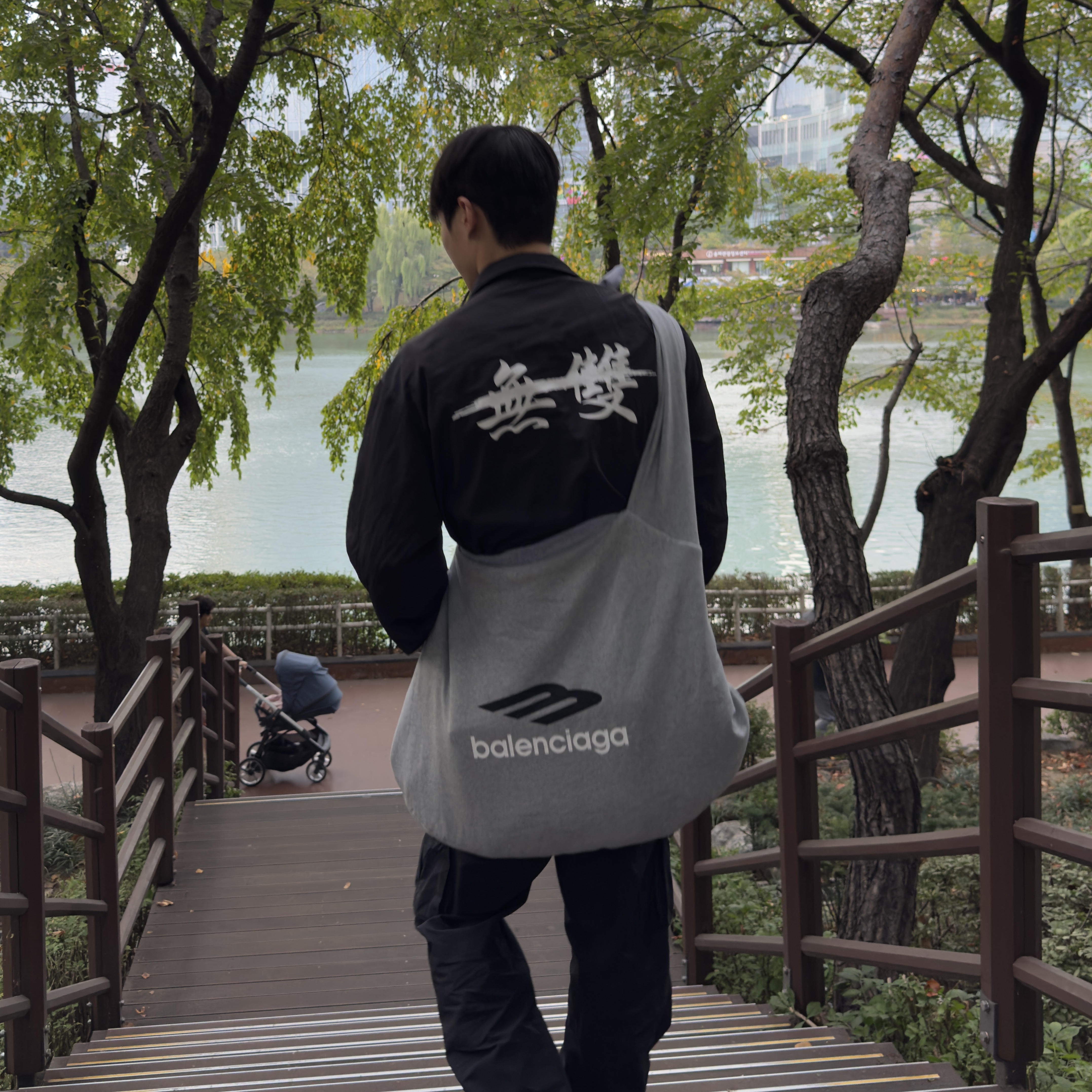 Balenciaga New Jersey Hobo Bag Grey Silver, New Balance 993 Made in USA Grey - D Standard 착용 스타일 - 2