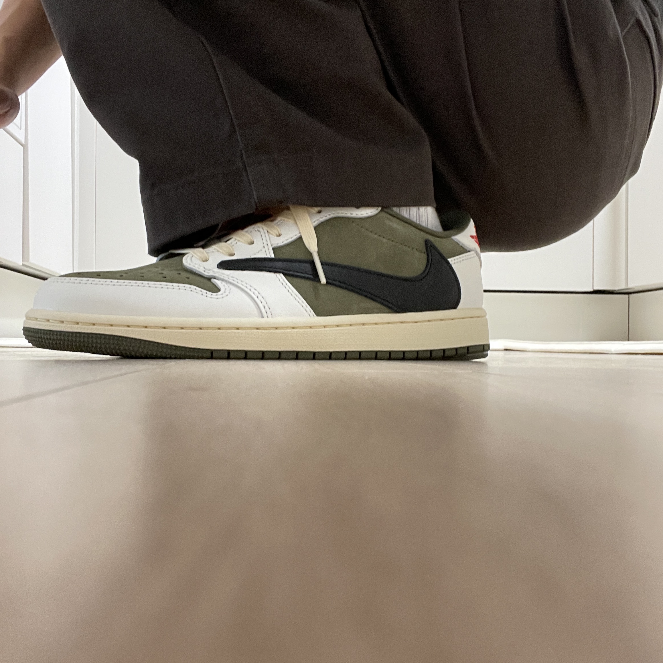 Jordan 1 x Travis Scott Retro Low OG SP Reverse Olive 착용 스타일 - 2