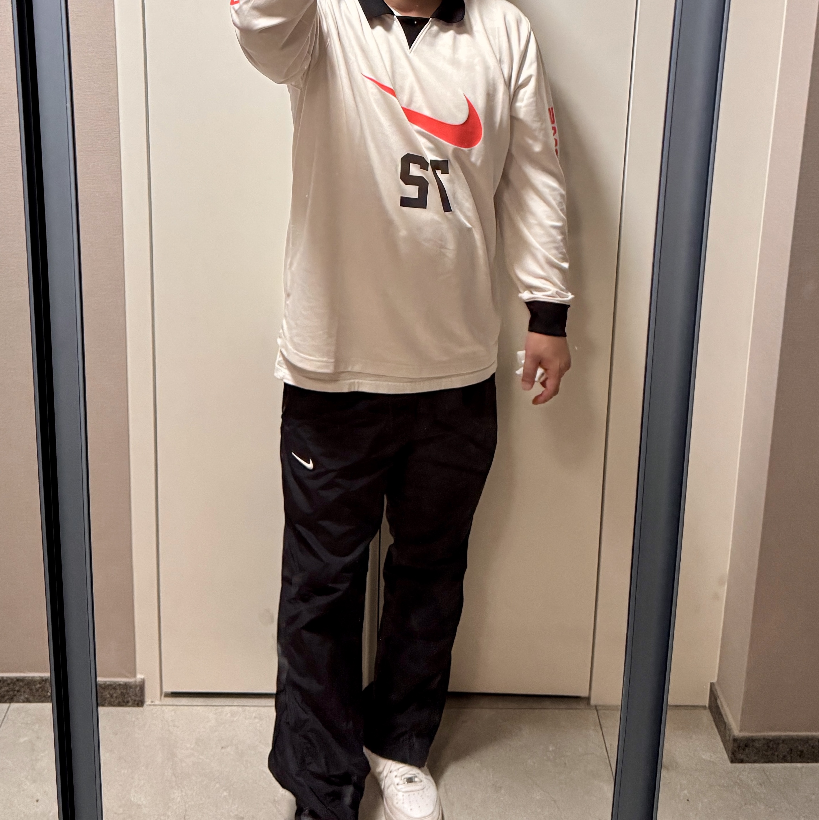Nike NSW Long Sleeve T-Shirt Phantom Black Bright Crimson, Nike x Drake Nocta Woven Track Pants Black (FN7668-010) 착용 스타일