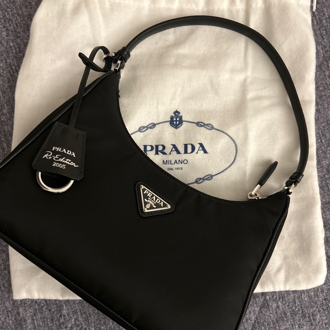 Prada Re-Edition 2005 Re-Nylon and Saffiano Mini Bag Black 착용 스타일