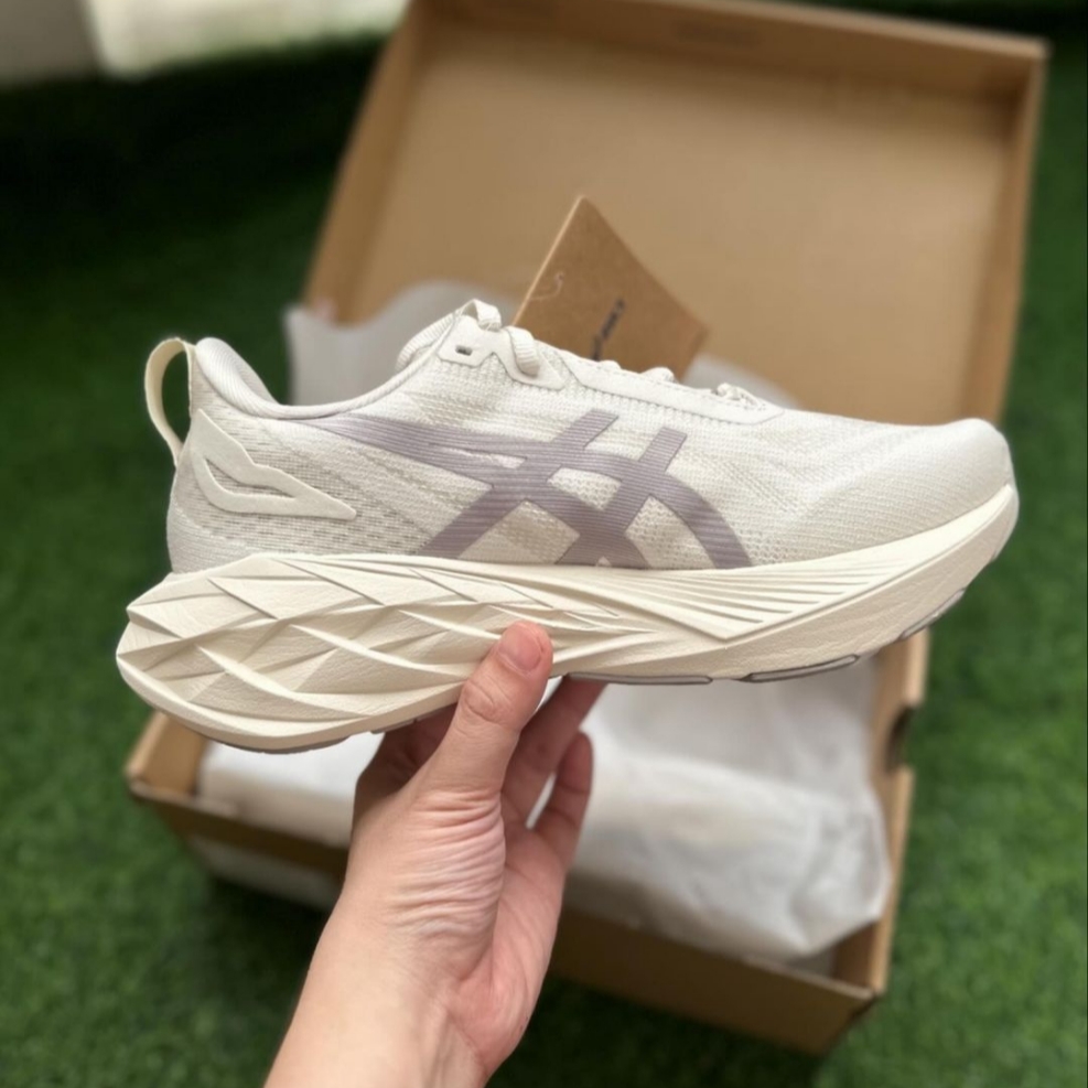 Asics Novablast 4 LE Birch Moonrock 착용 스타일