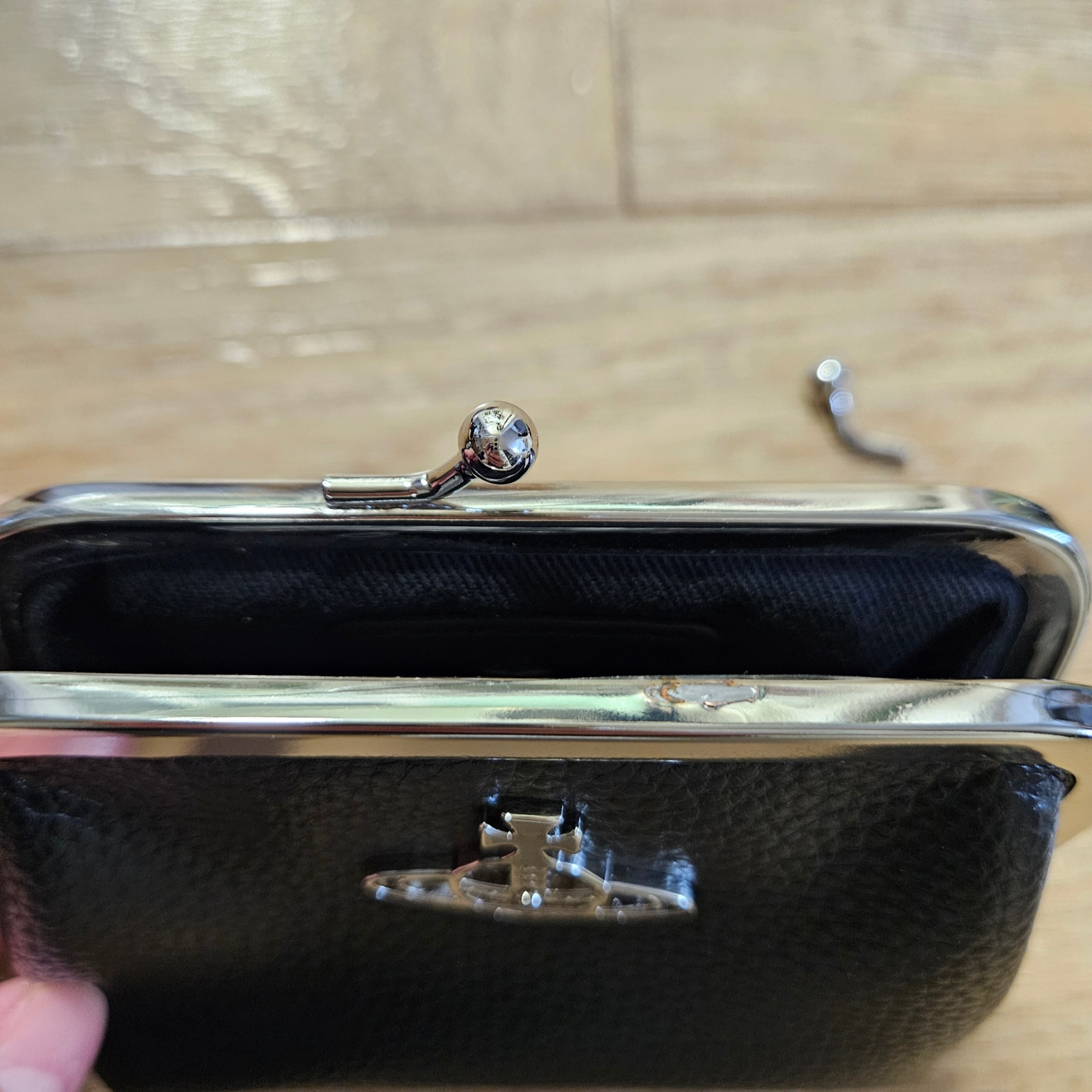 Vivienne Westwood Logo Coin Purse Black 착용 스타일 - 1