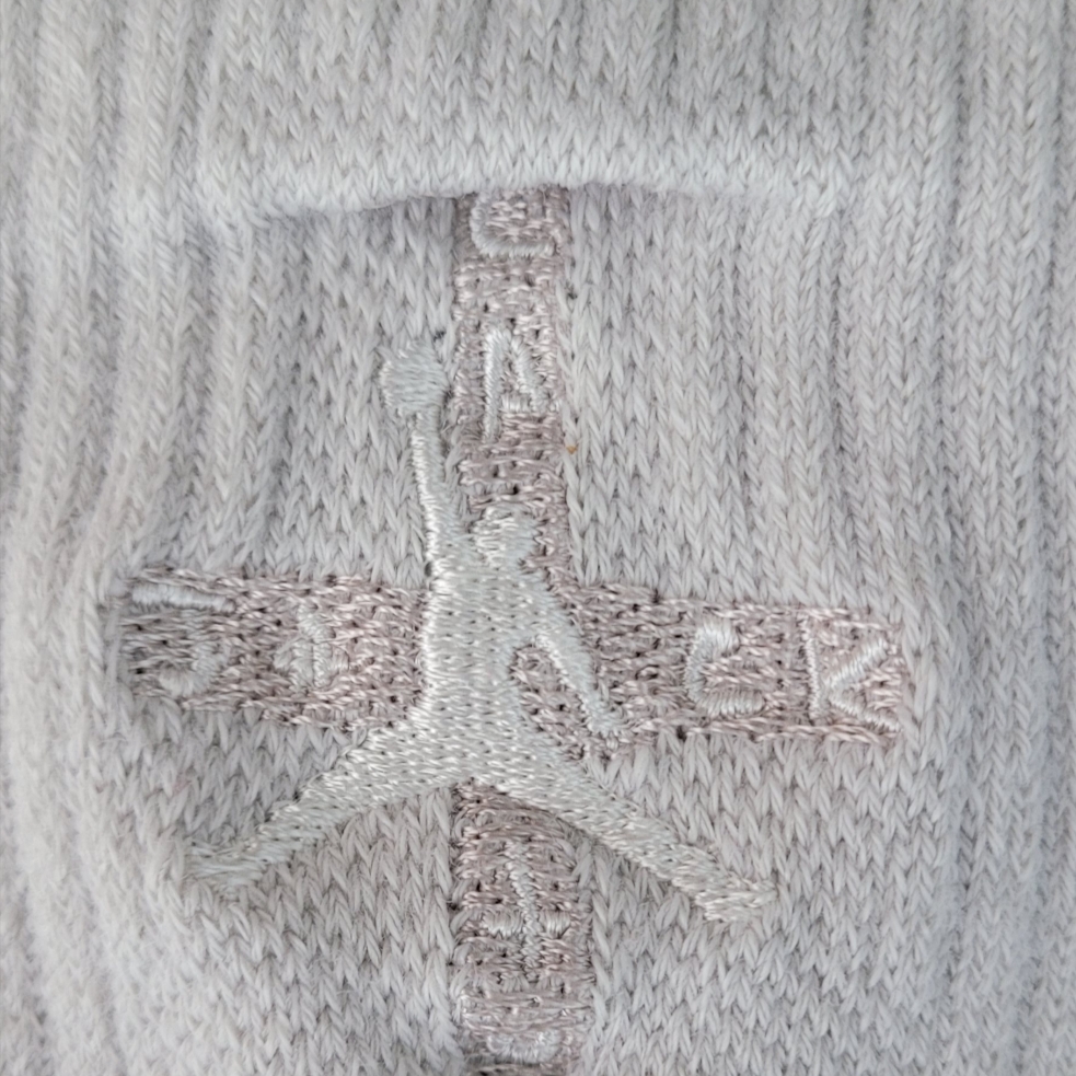 Jordan x Travis Scott Cushioned Crew Socks Light Bone 착용 스타일 - 1