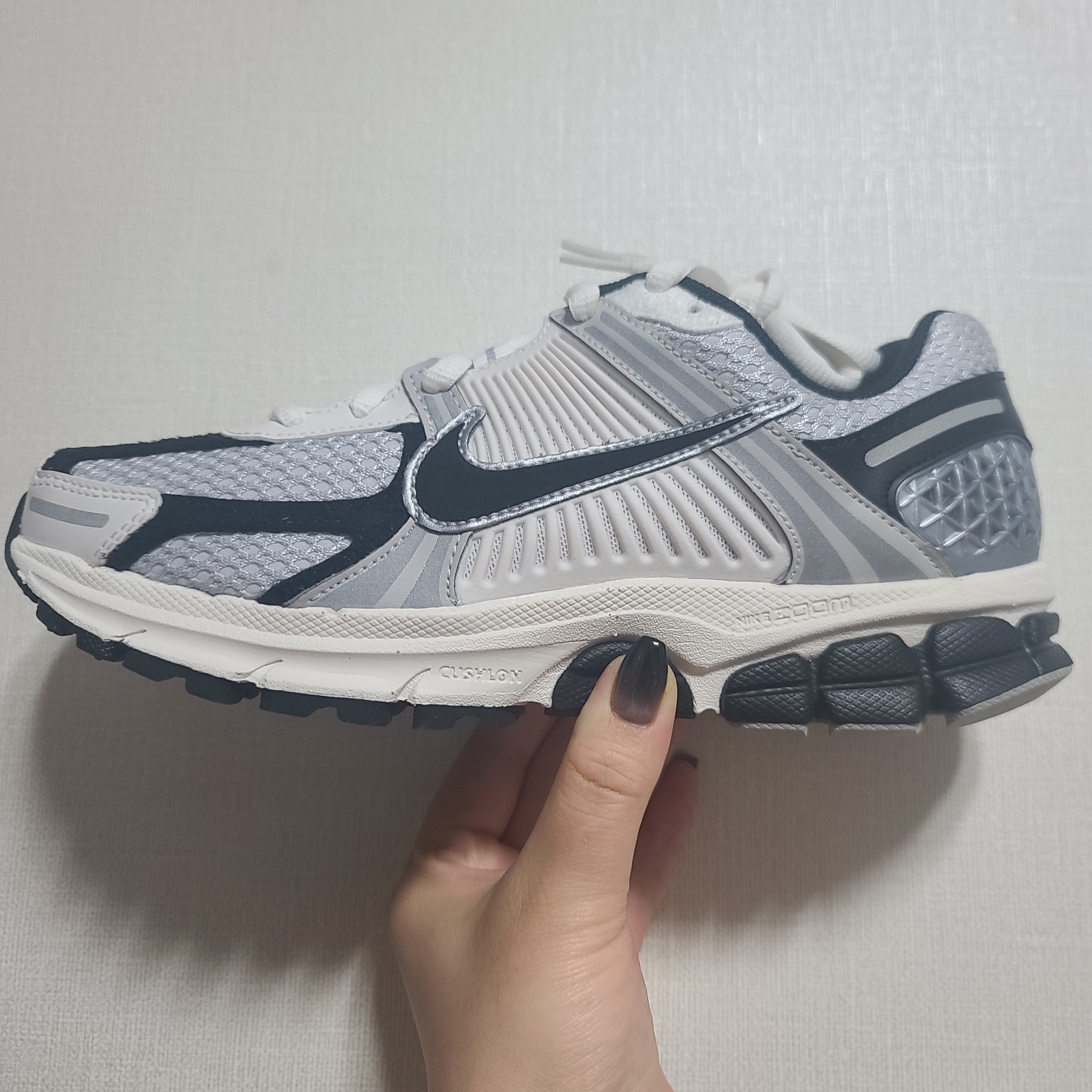 (W) Nike Zoom Vomero 5 Photon Dust Phantom 착용 스타일