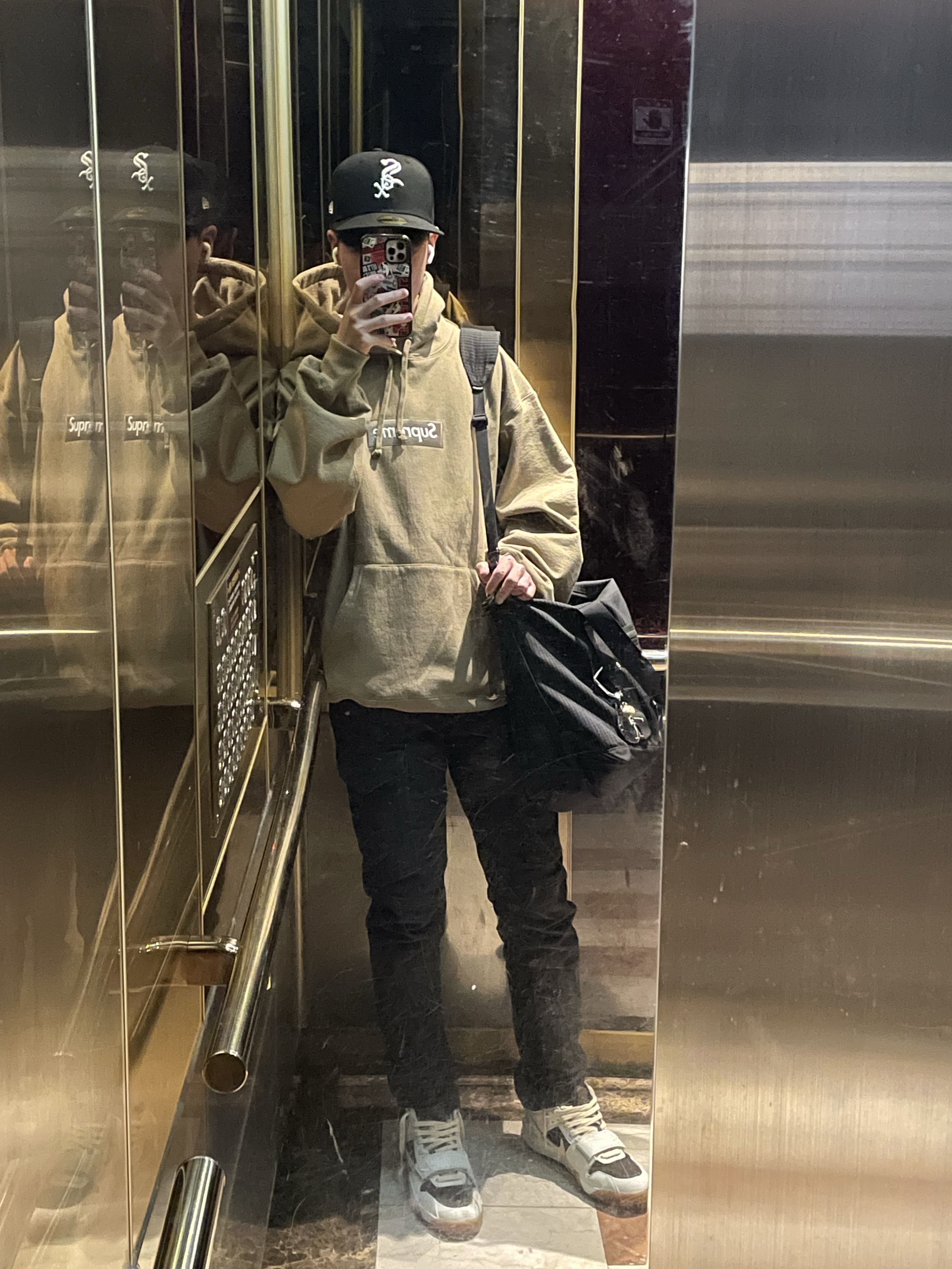 Supreme Box Logo Hooded Sweatshirt Dark Sand - 23FW, Jordan x Travis Scott Jumpman Jack TR Sail and Dark Mocha 착용 스타일
