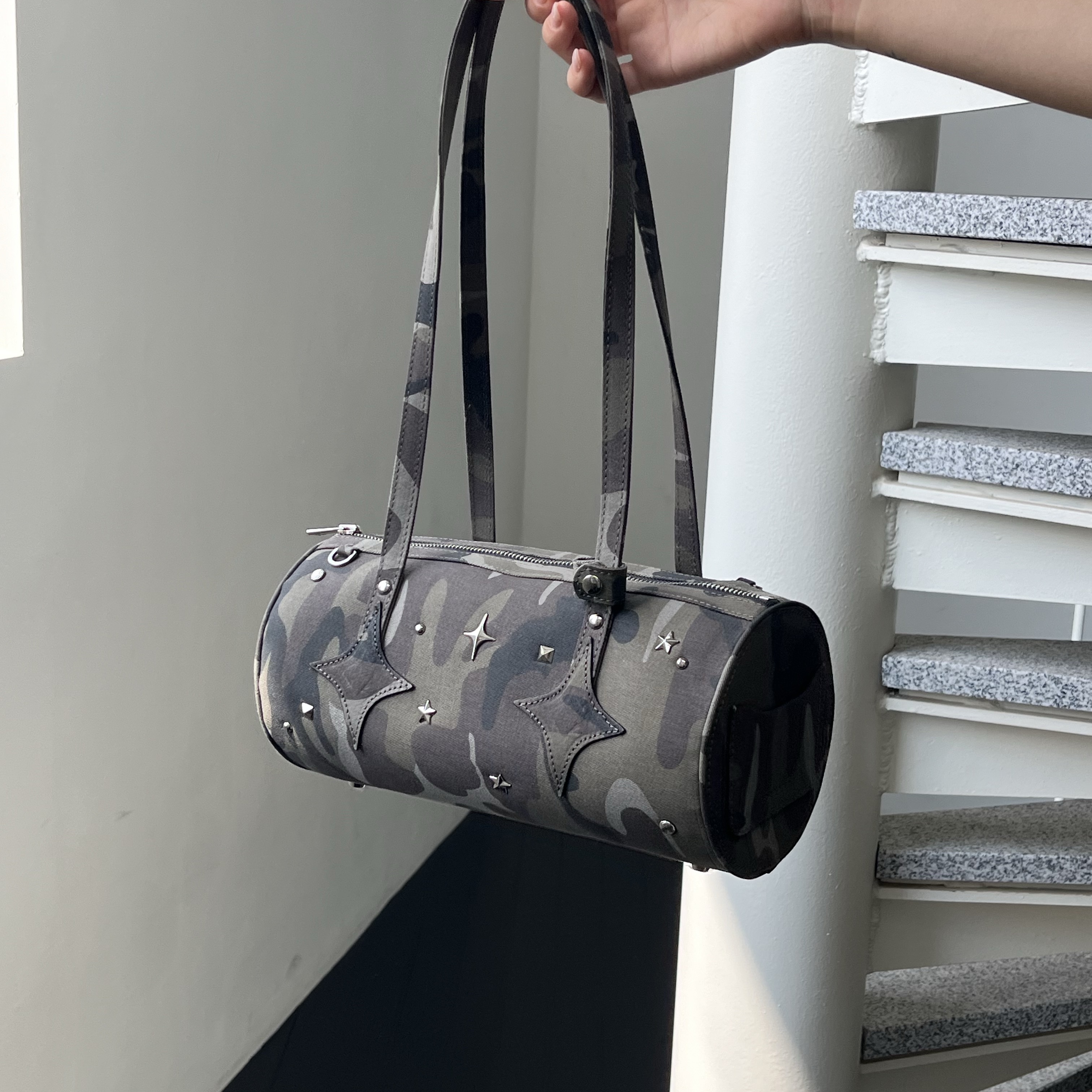 For Appeal Western Stud Shoulder Bag Camo 착용 스타일