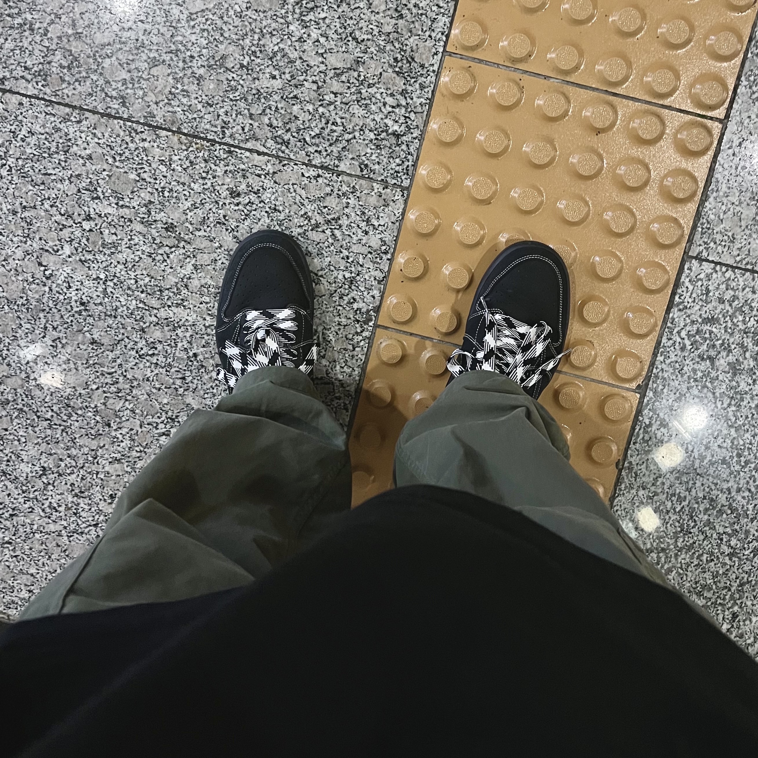 Jordan 1 x Travis Scott Retro Low OG SP Black Phantom 착용 스타일