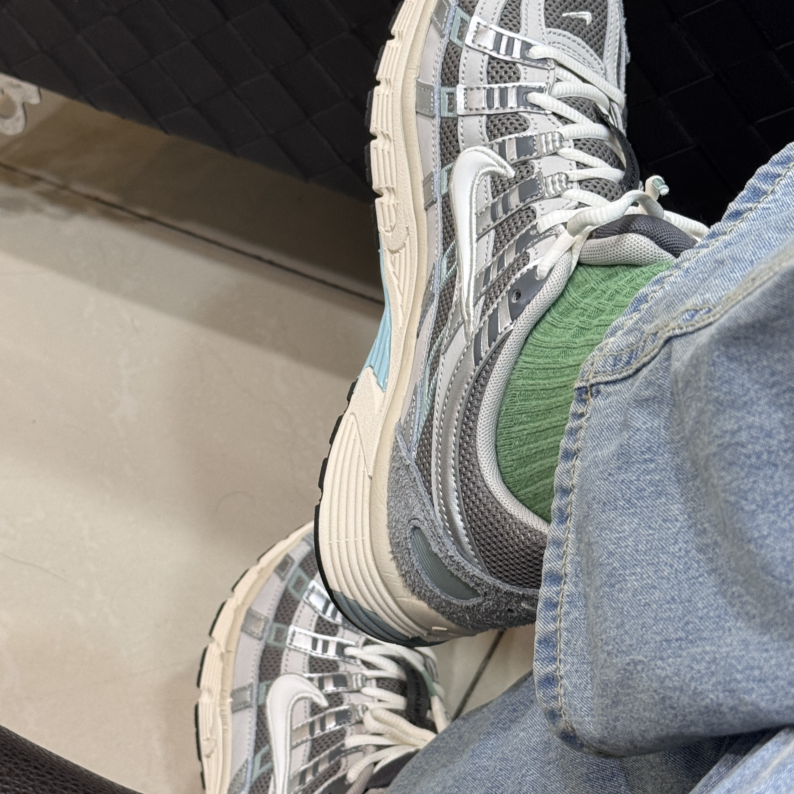 Nike P-6000 Flat Pewter Light Iron Ore 착용 스타일