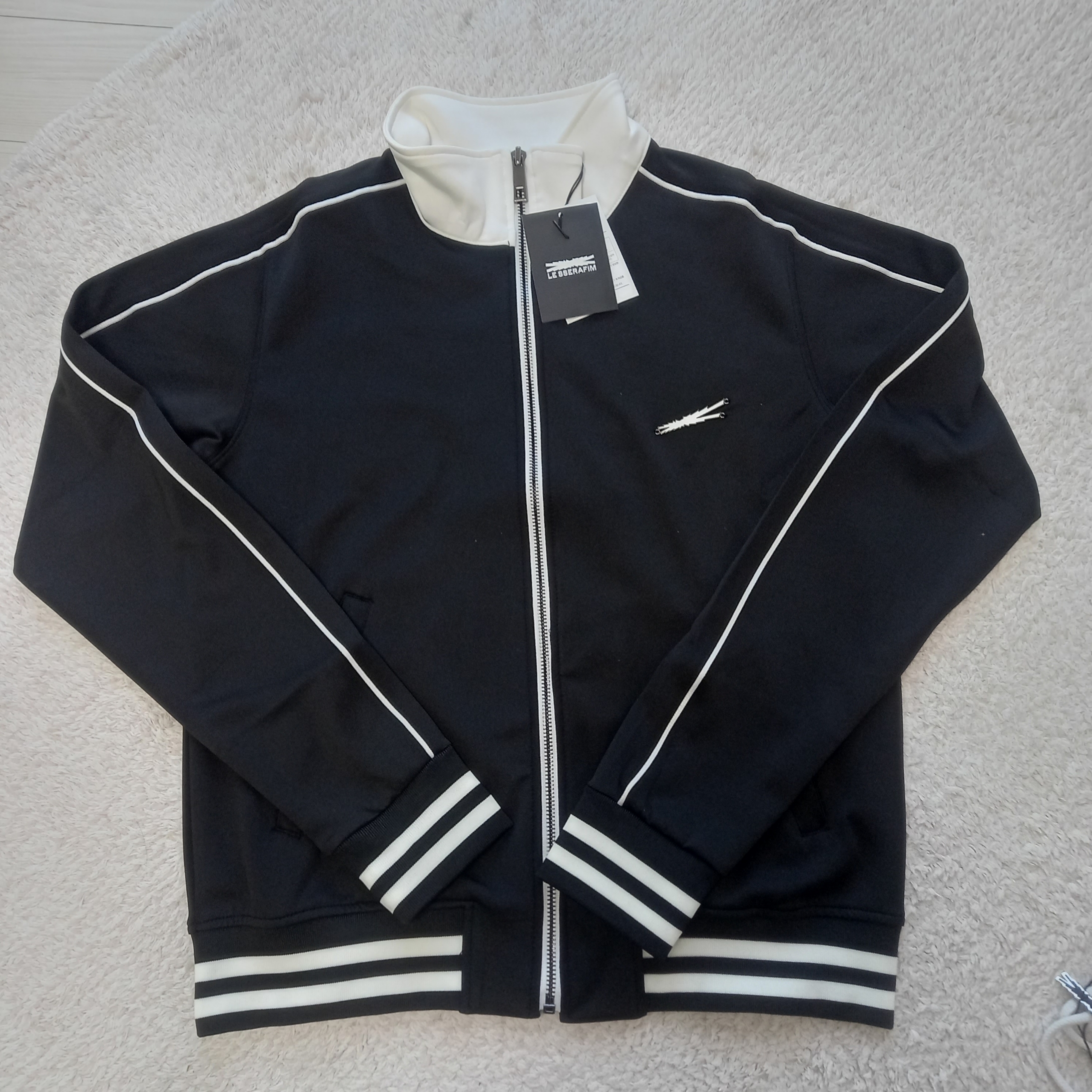 LE SSERAFIM Track Pants Black, LE SSERAFIM Track Jacket Black 착용 스타일 - 3
