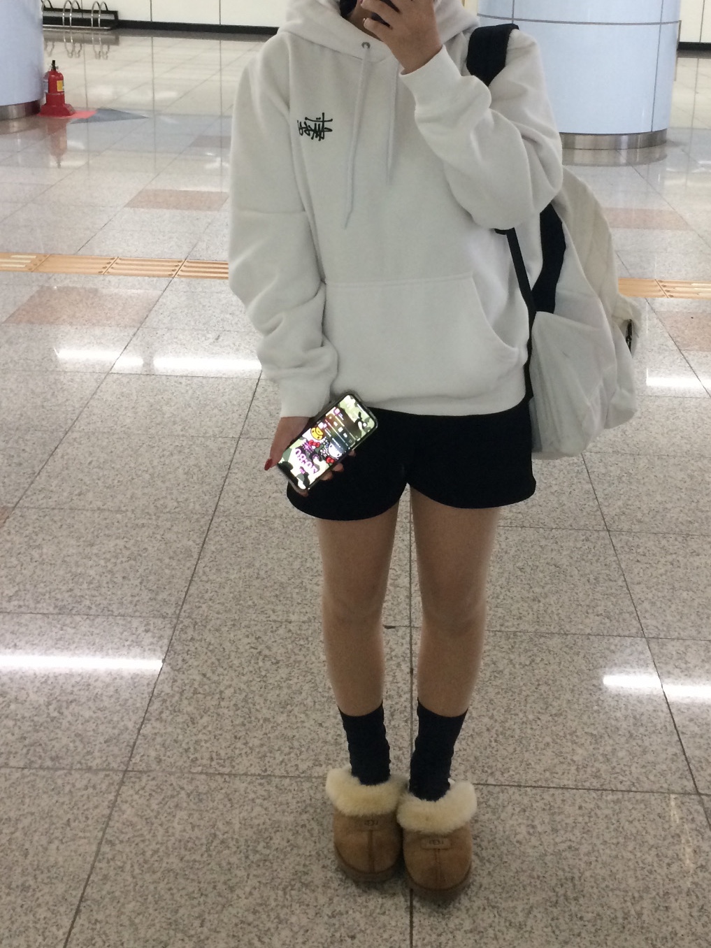 (W) UGG Coquette Slipper Chestnut, Stussy Basic Stussy Hoodie White 2022 착용 스타일