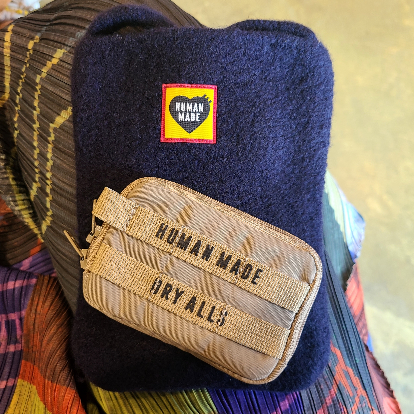 Human Made Knit Mini Shoulder Bag Navy, Human Made Military Card Case Beige 착용 스타일 - 1