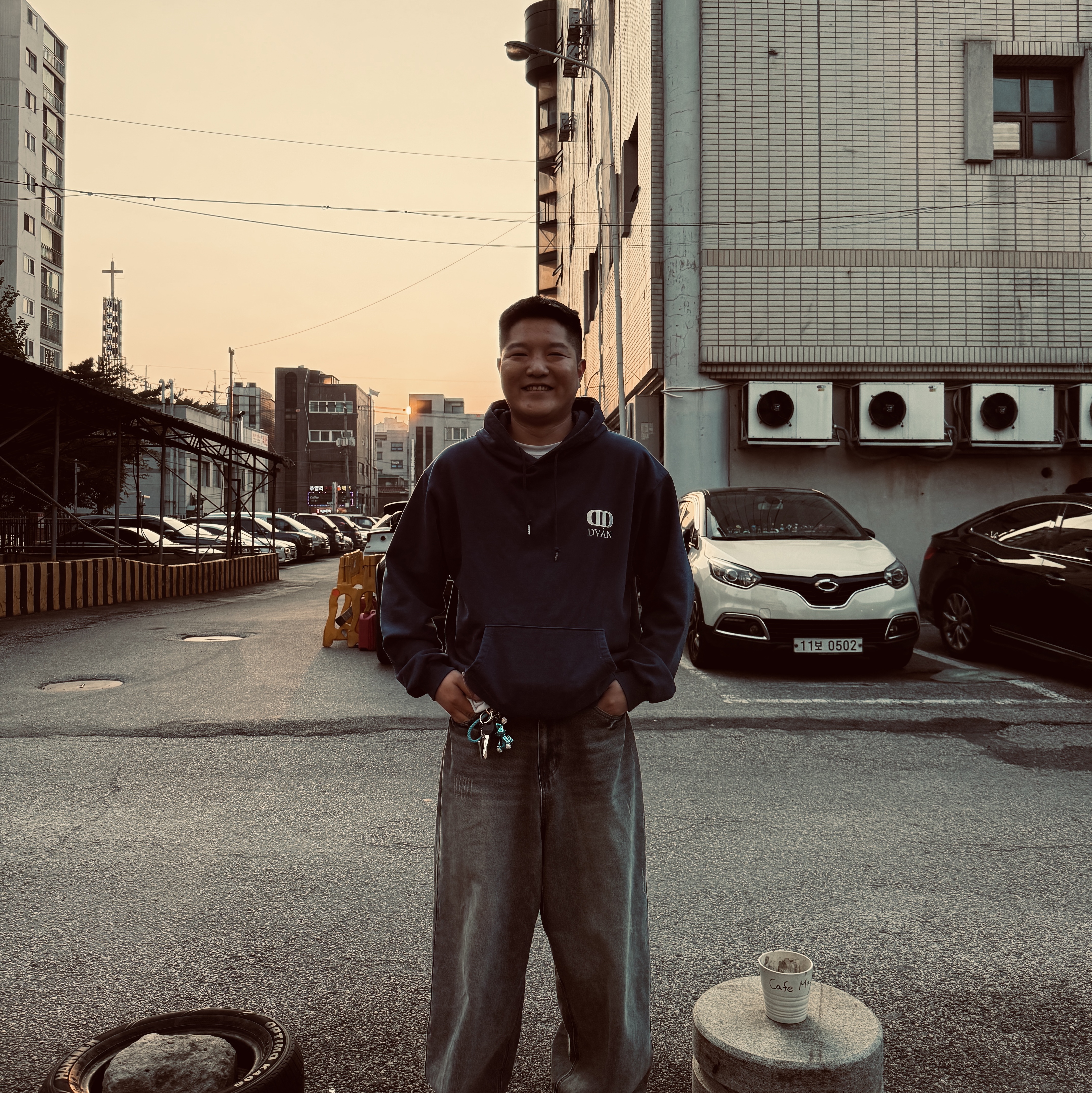 DVAN Signature Logo Emb Hoodie Dark Blue 착용 스타일
