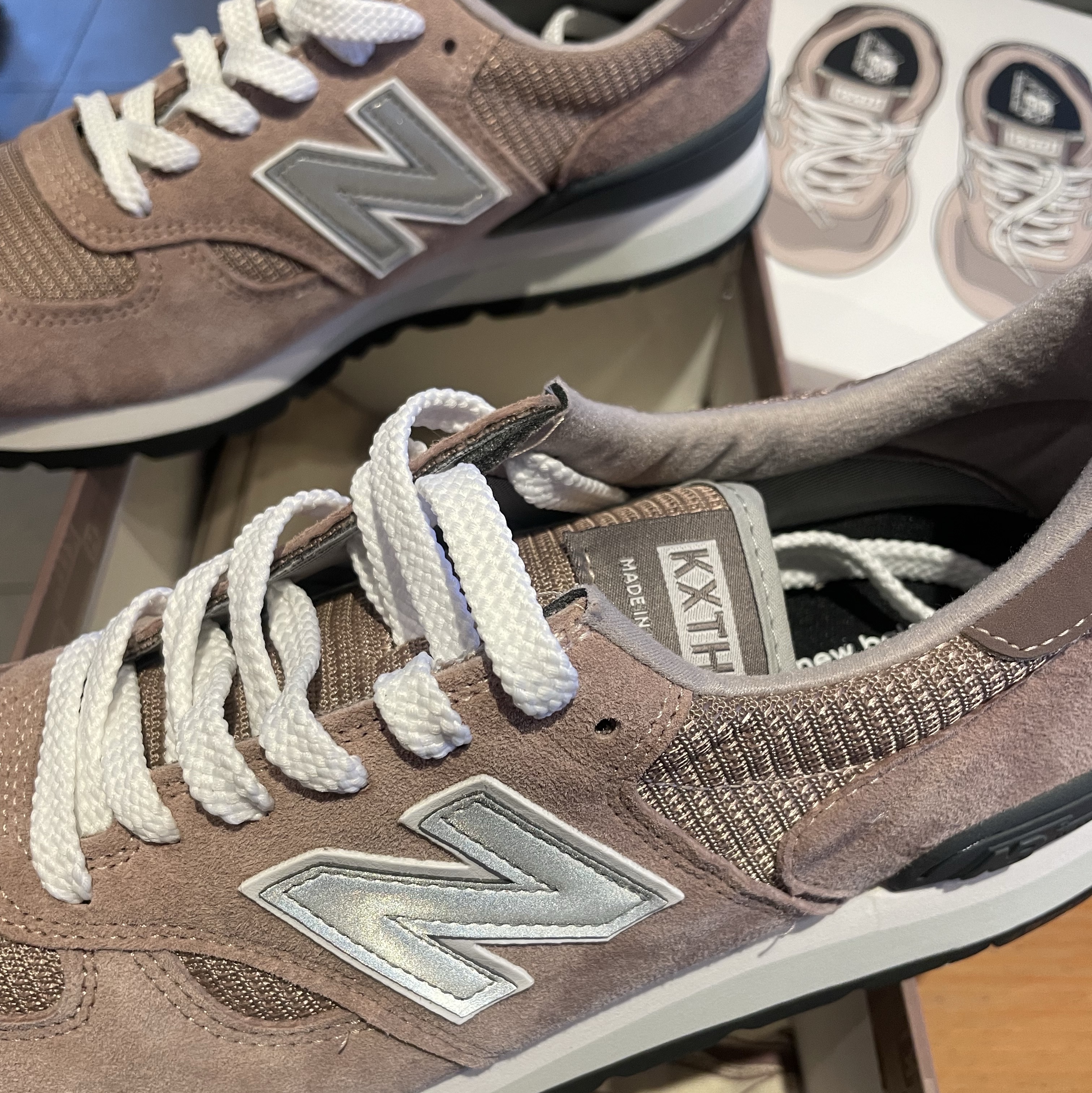 New Balance x Kith 990v1 Made in USA Dusty Rose 착용 스타일 - 1