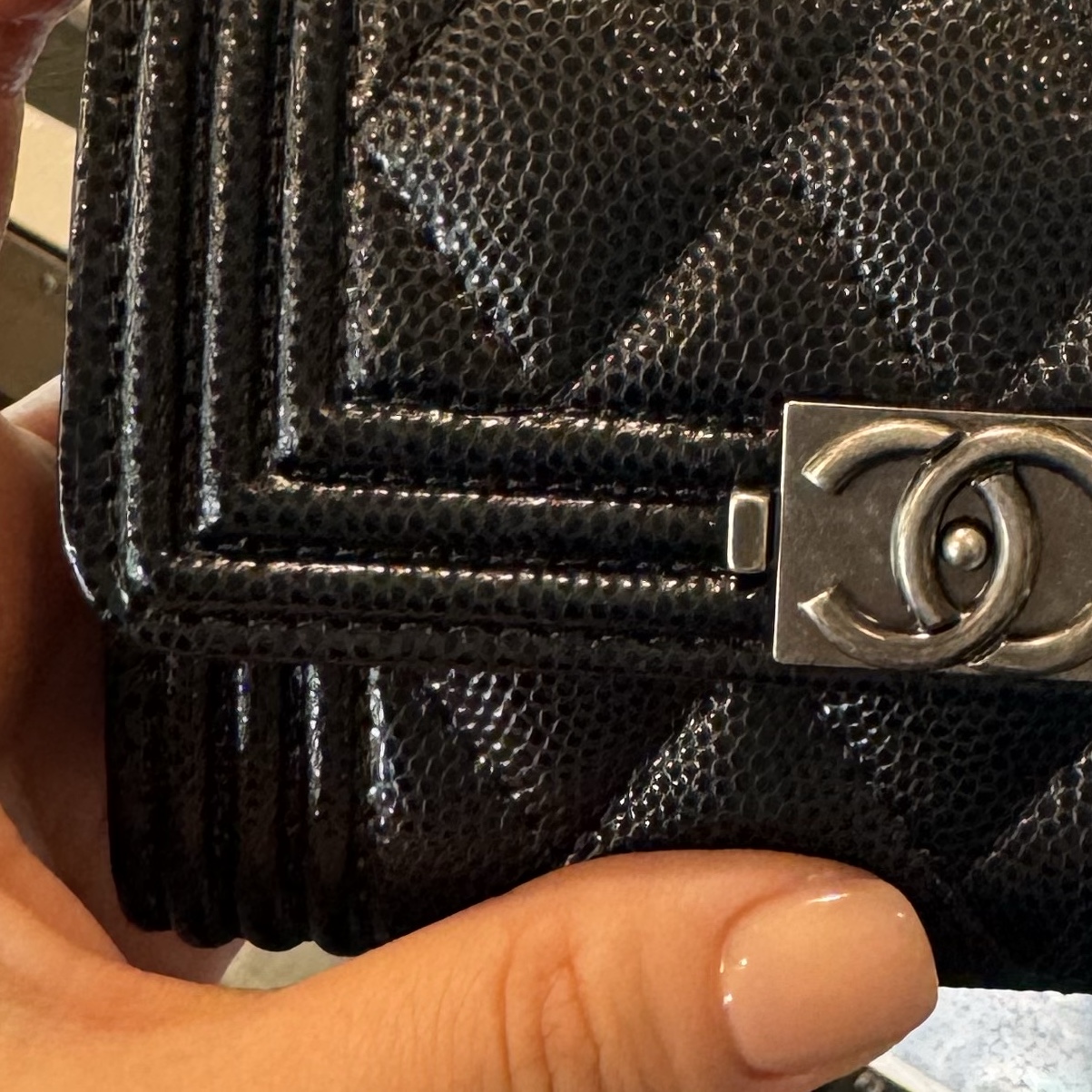 Chanel Boy Chanel Flap Card Holder Grained Calfskin & Ruthenium Black 착용 스타일