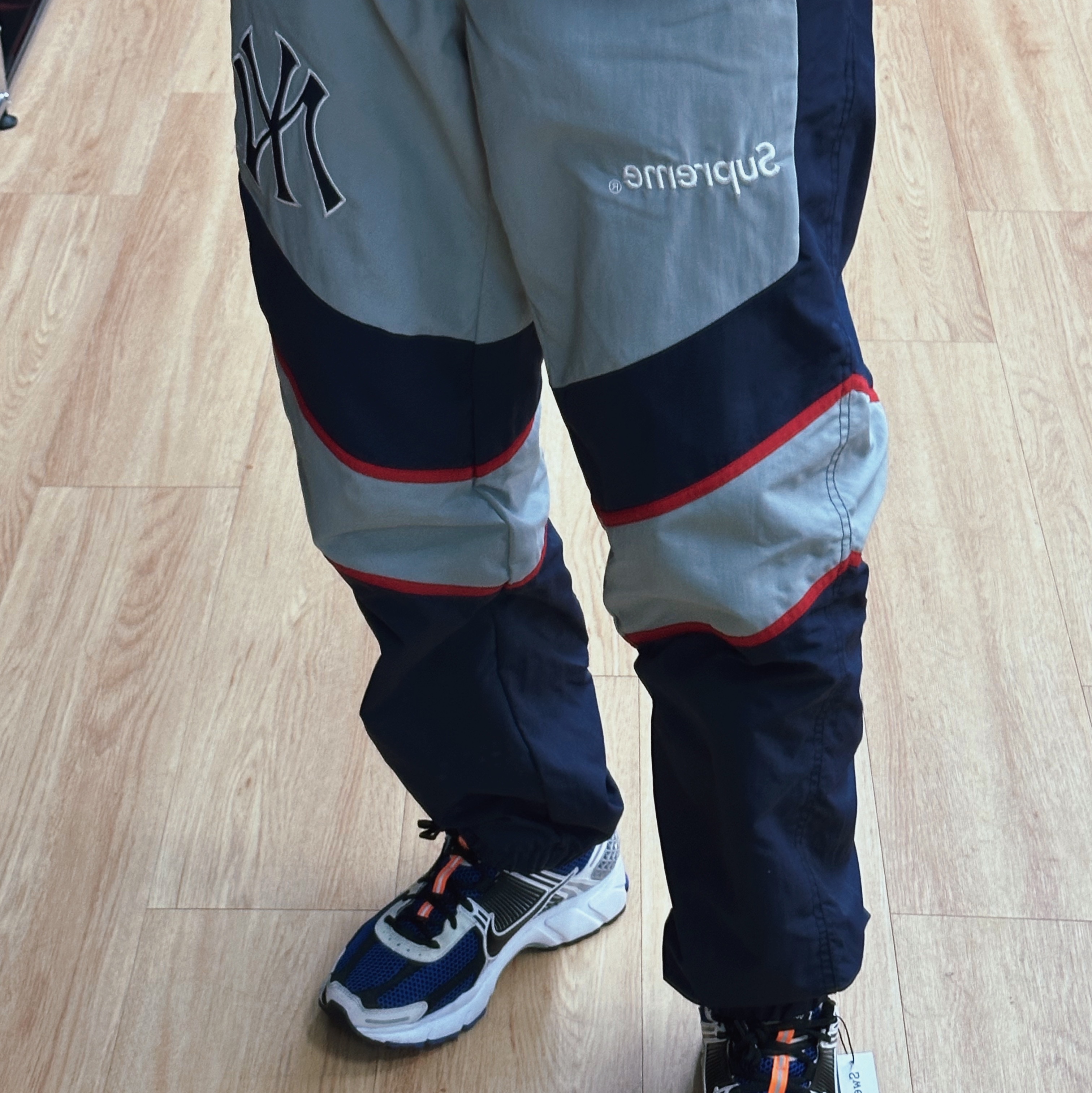 Supreme x New York Yankees Track Pants Navy - 21FW 착용 스타일 - 2