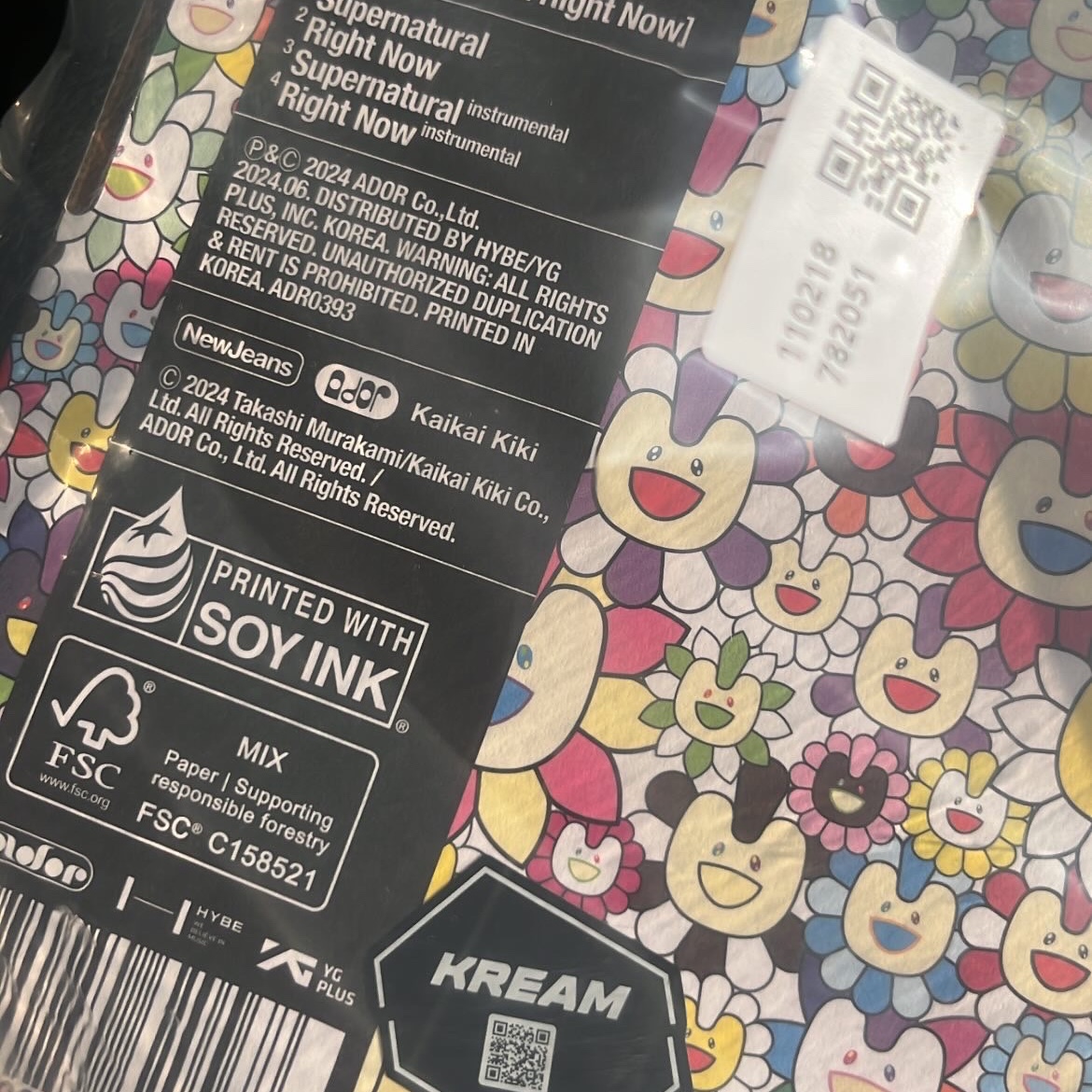 NewJeans Supernatural NJ x Murakami Drawstring Bag Ver. 착용 스타일 - 5