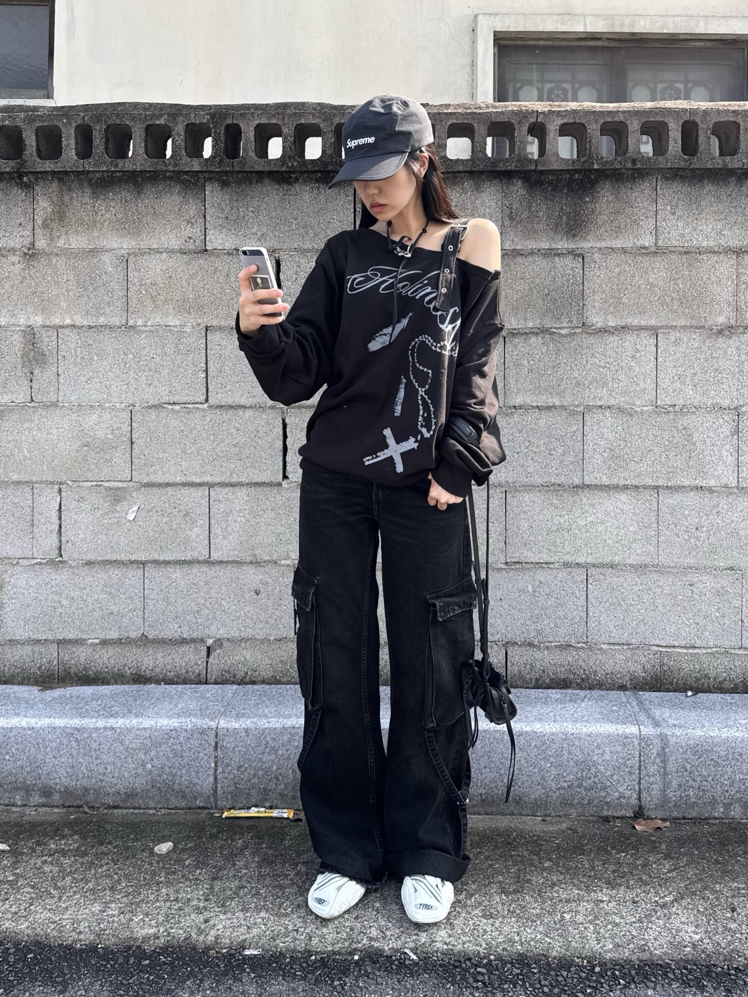 (W) Balenciaga Tyrex Sneakers Black White, Balenciaga Grained Calfskin Neo Classic Super Nano Handbag Black 착용 스타일