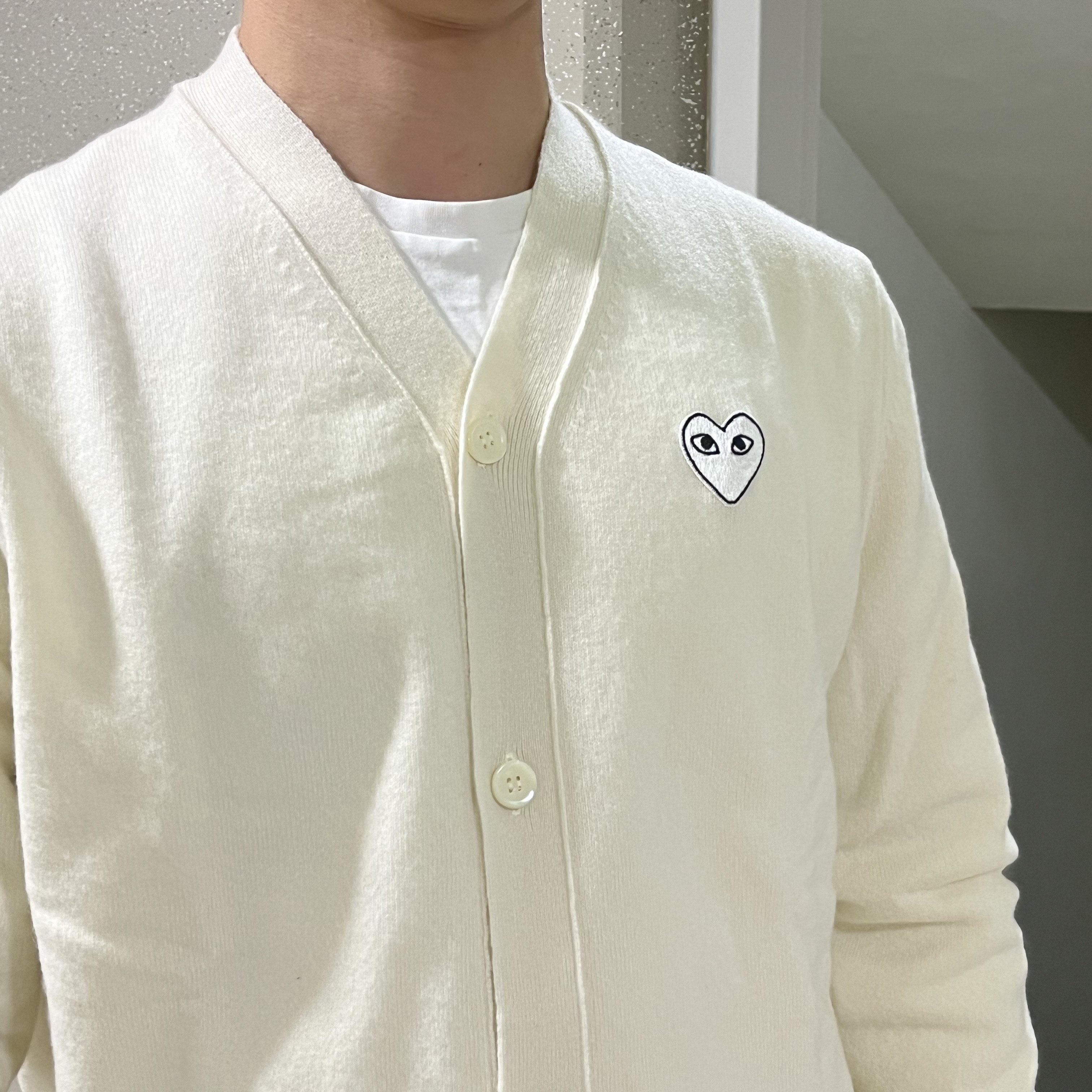 Play Comme des Garcons White Heart Knit Cardigan Natural 착용 스타일