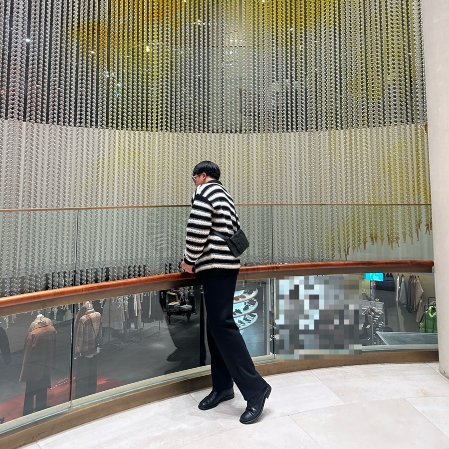 STU Wool Collar Stripe Cardigan Black, Bottega Veneta Urban Leather Crossbody Cassette Black Silver 착용 스타일 - 2