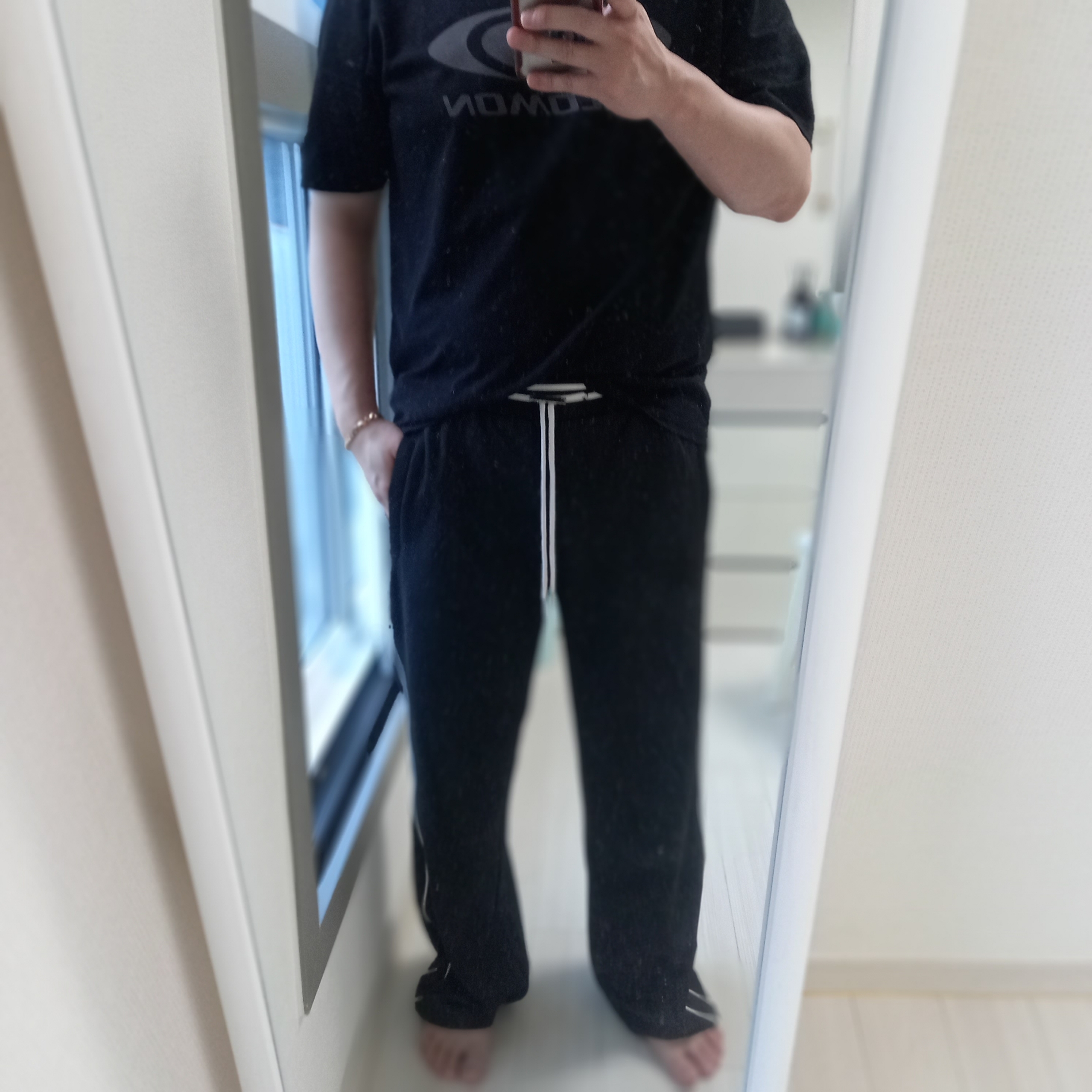 LE SSERAFIM Track Jacket Black, LE SSERAFIM Track Pants Black 착용 스타일 - 8
