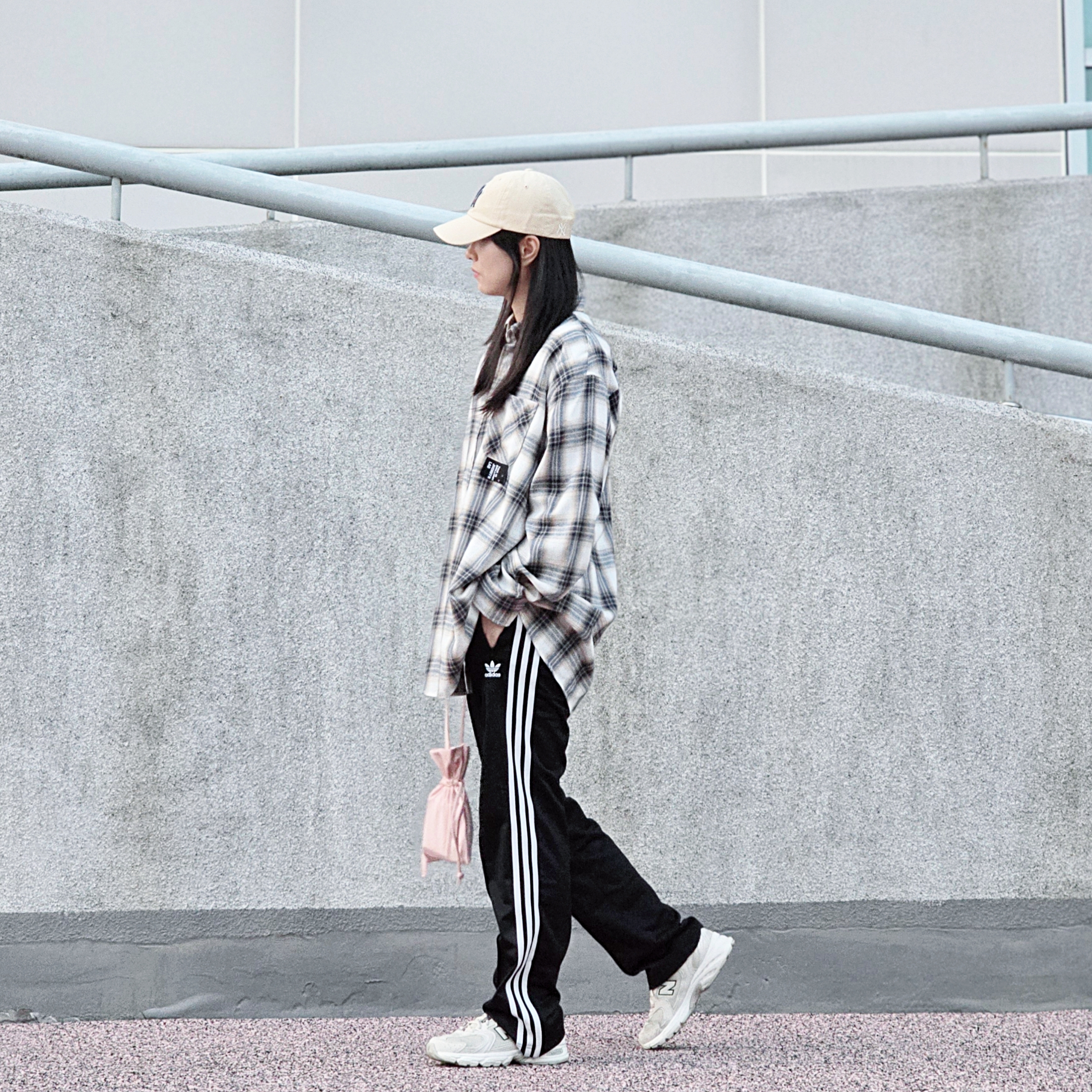 (W) Adidas Adicolor Classic Firebird Track Pants Black - KR Sizing, (W) Adidas Adicolor Classic Firebird Track Pants Black - US Sizing 착용 스타일