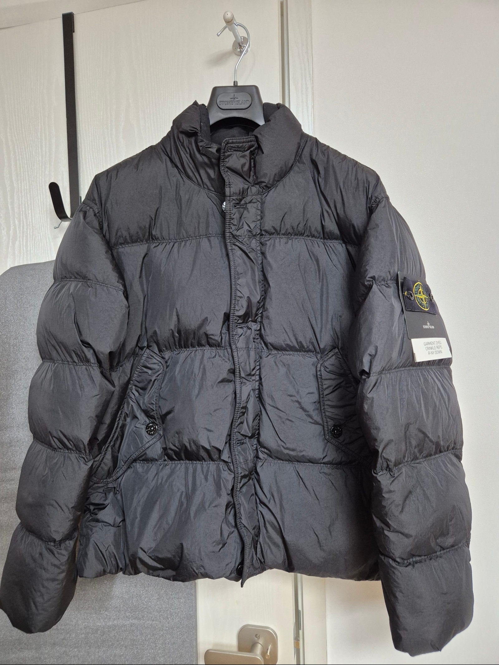 Stone Island 40123 Garment Dyed Crinkle Reps R-NY Down Jacket Black - 24FW 착용 스타일 - 2