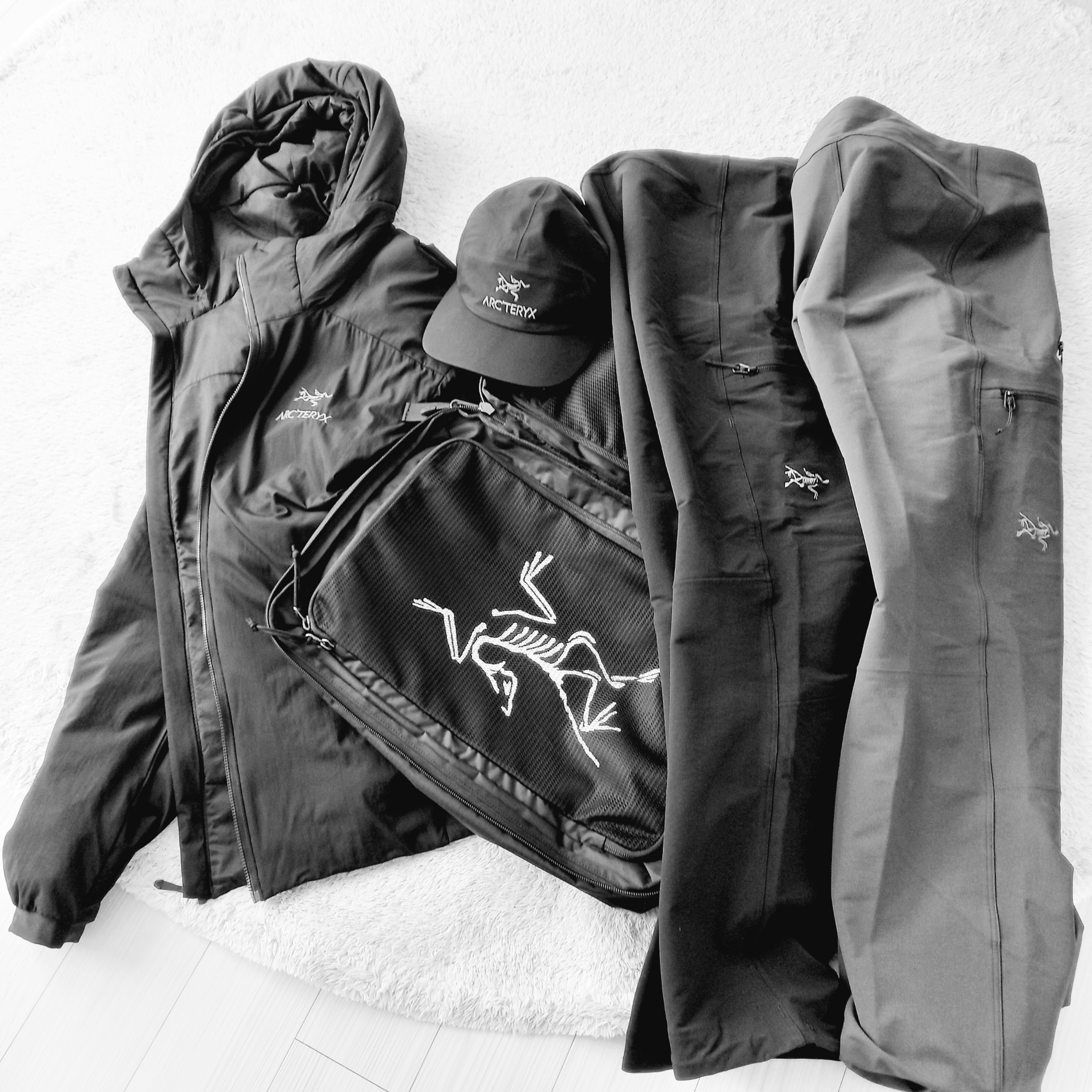 Arc'teryx Atom Hoody Black, Arc'teryx Gore 5 Panel Cap Black 착용 스타일 - 2