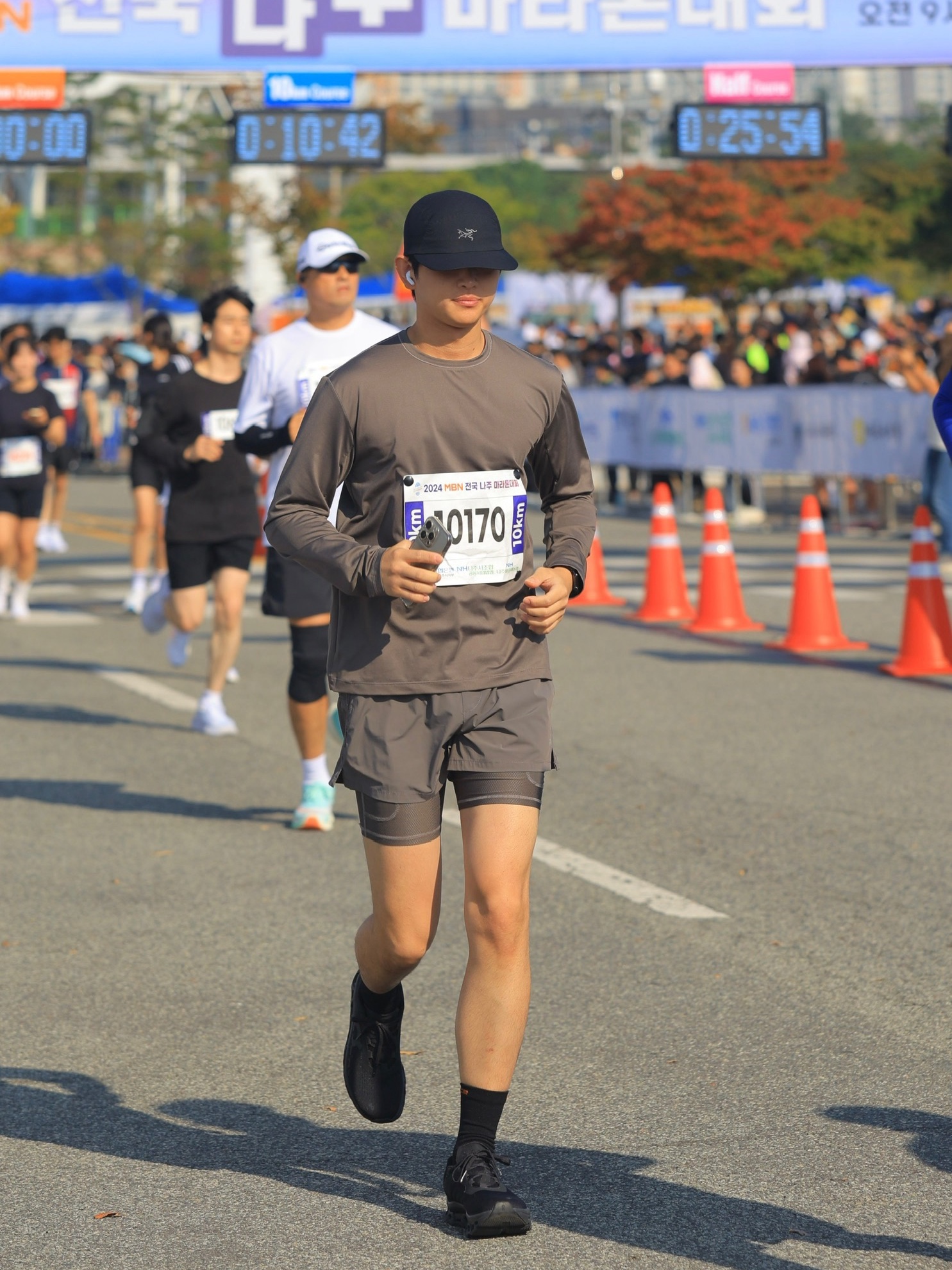 On Running Cloudmonster All Black, Arc'teryx Norvan Cap Black 착용 스타일