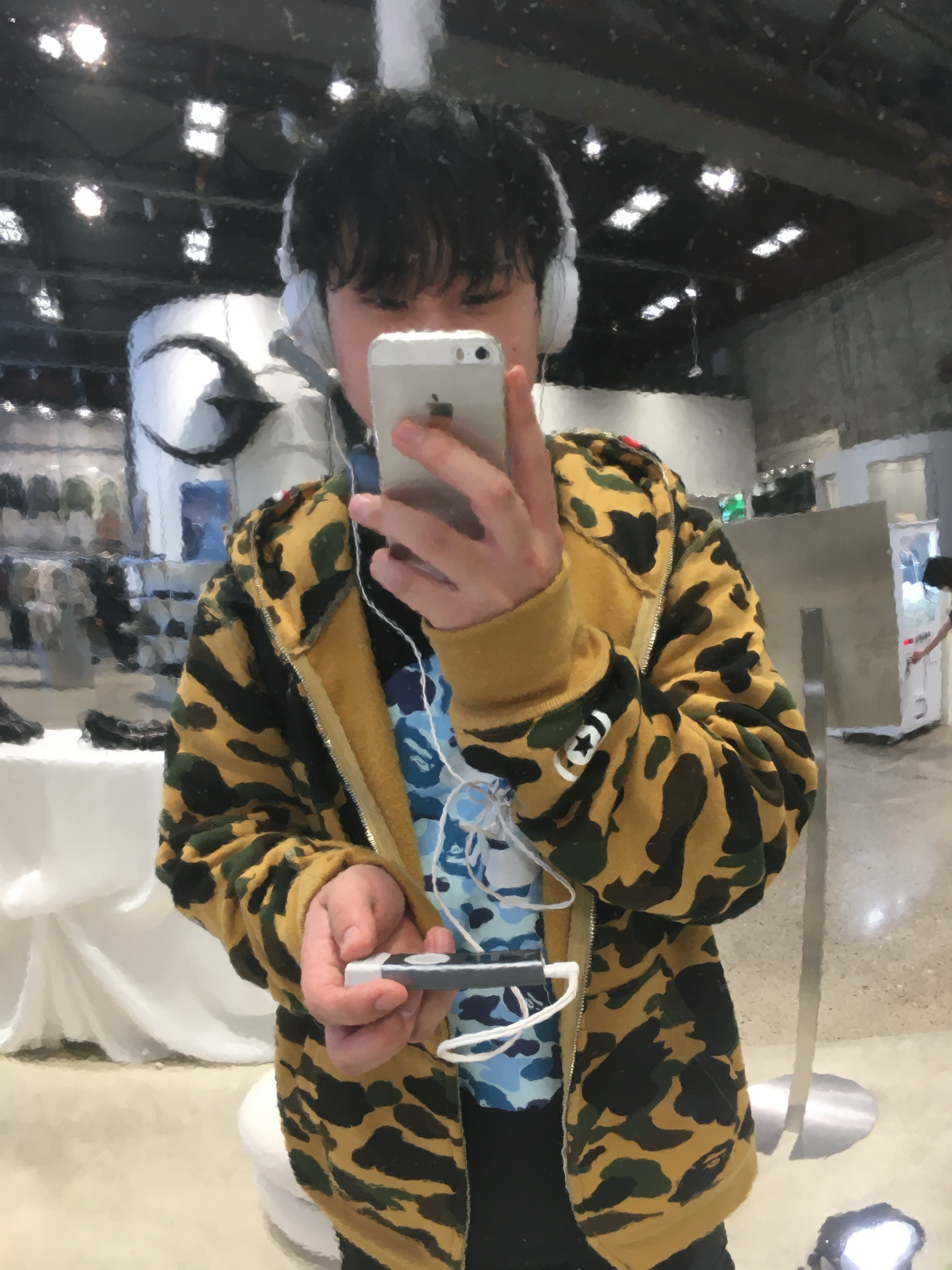 BAPE PONR 1st Camo 2nd Shark Full Zip Hoodie Yellow, BAPE ABC Camo Big Ape Head T-Shirt Black Blue 착용 스타일 - 1