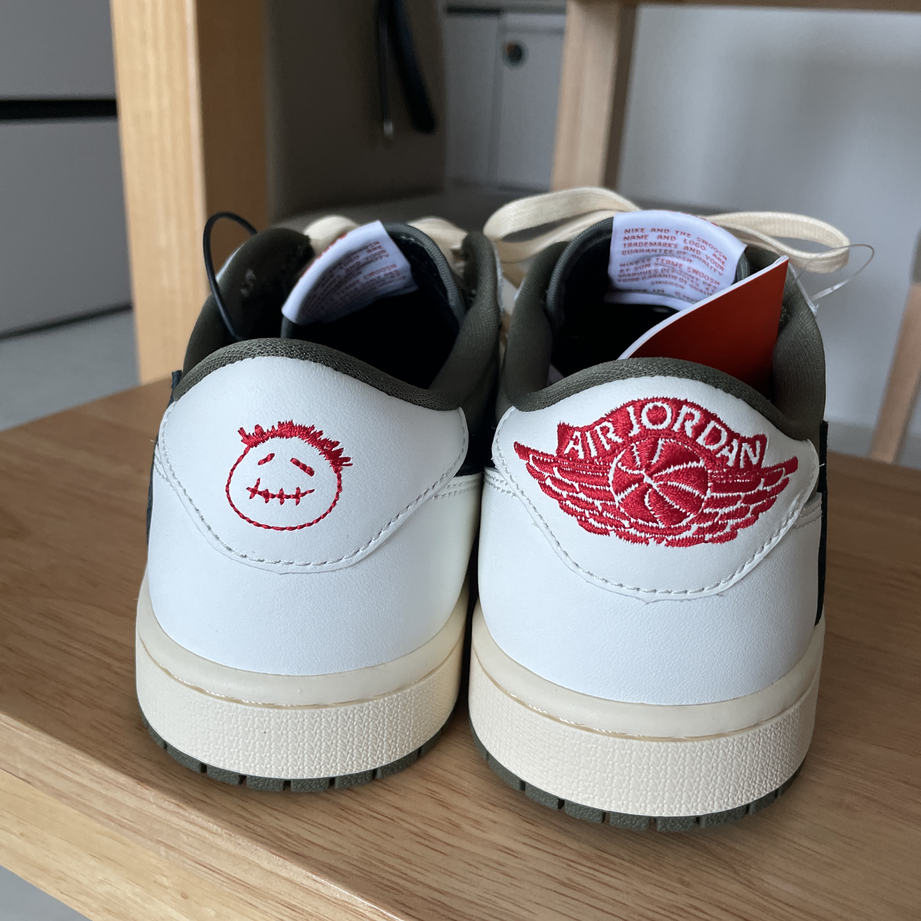 Jordan 1 x Travis Scott Retro Low OG SP Reverse Olive 착용 스타일 - 8