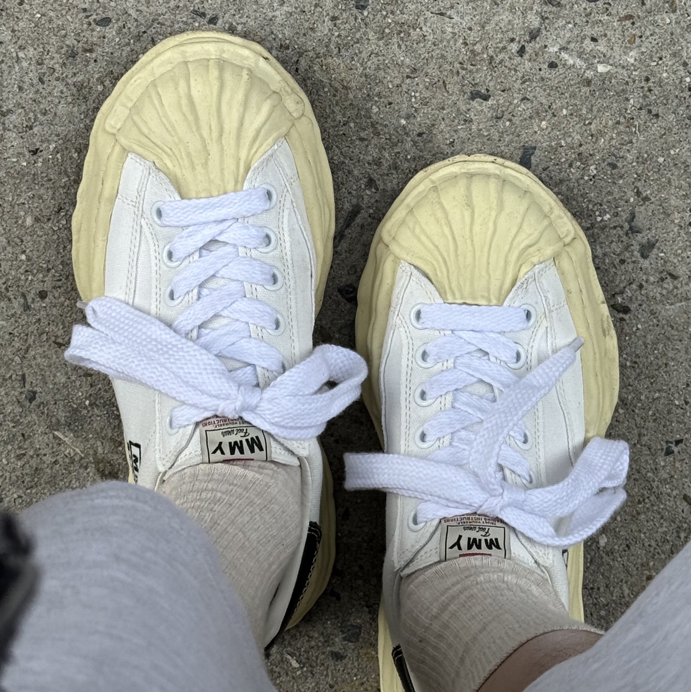 Maison Mihara Yasuhiro Blakey VL OG Sole Canvas Low-top Sneakers White 착용 스타일