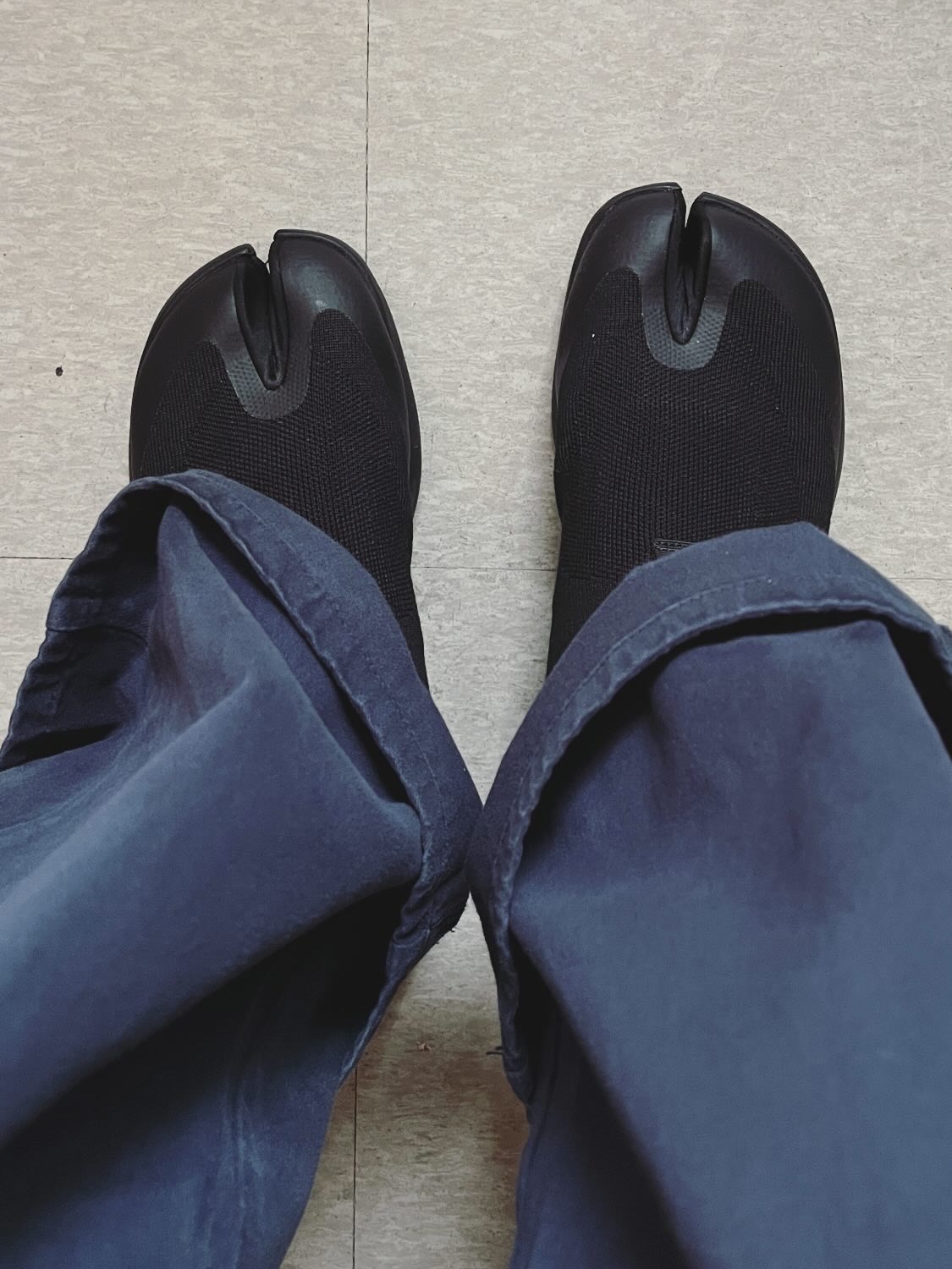Tabi Mules Black, Yeezy Gap Engineered By Balenciaga Sateen Cargo Pants Black 착용 스타일