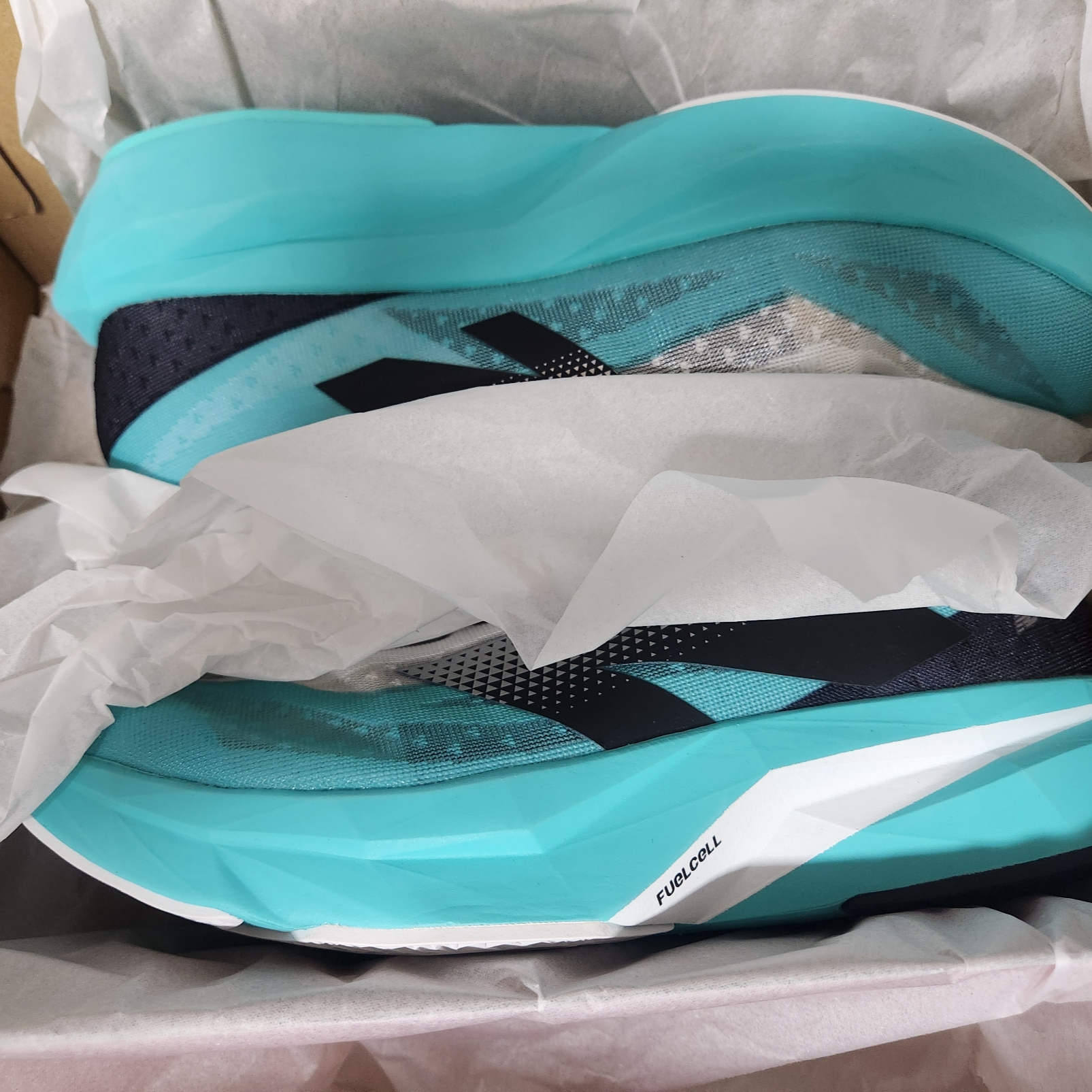 New Balance Fuelcell Rebel v4 Cyber Jade White - D Standard 착용 스타일 - 3