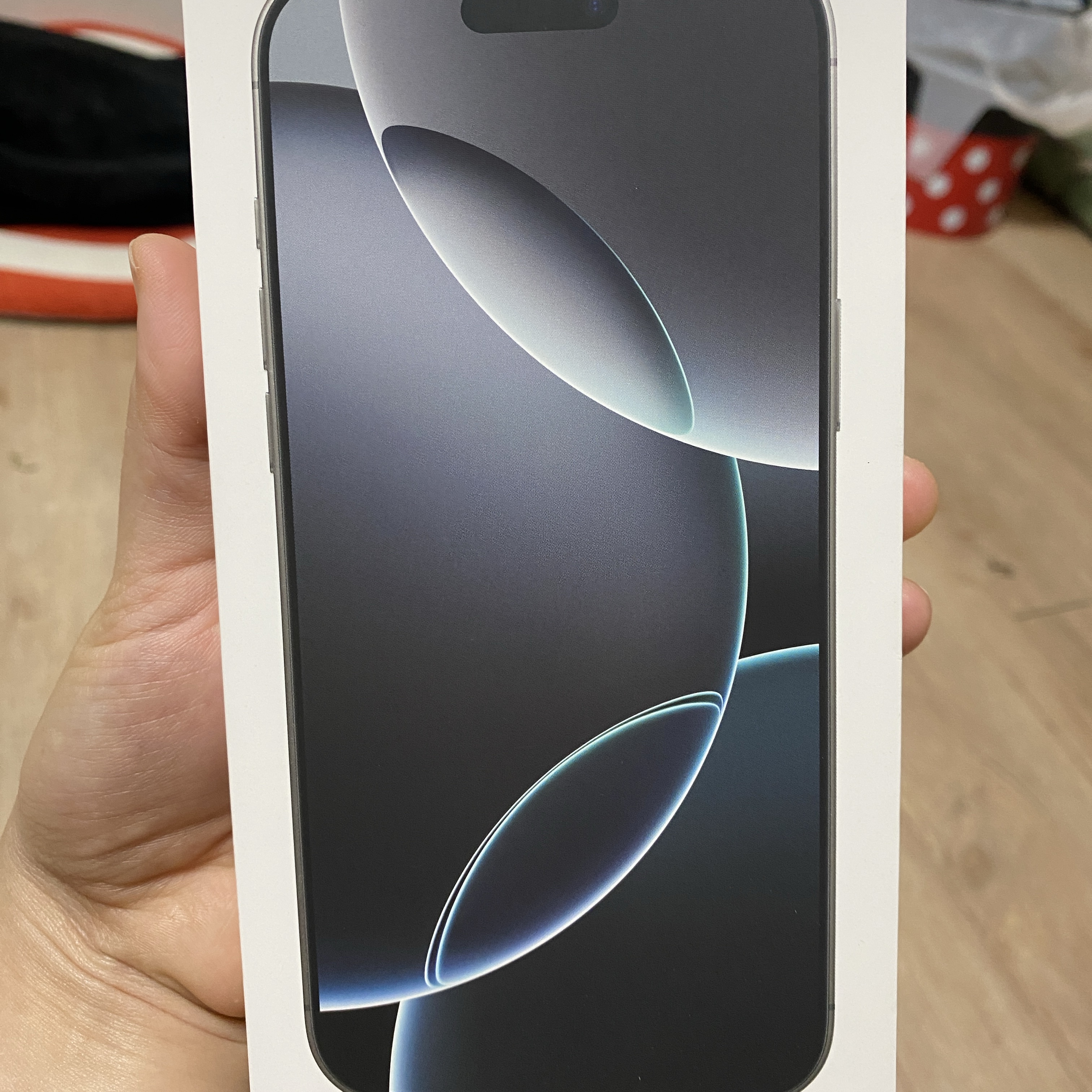 Apple iPhone 16 Pro Max 256GB White Titanium (Korean Ver.) 착용 스타일 - 2