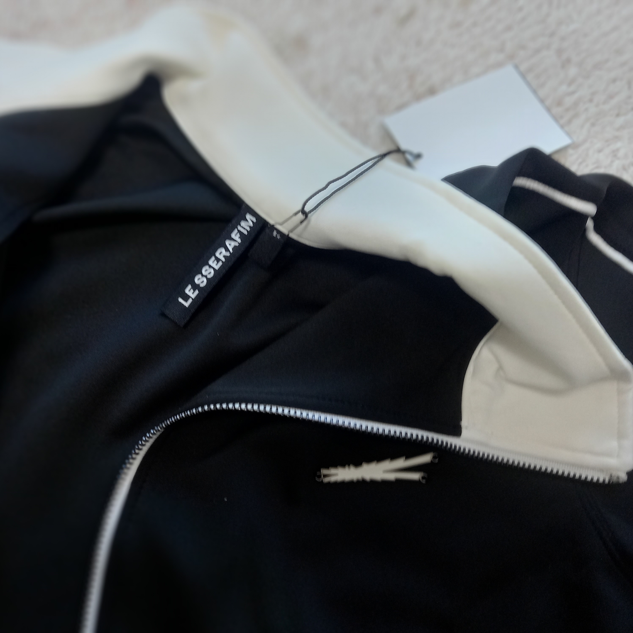 LE SSERAFIM Track Pants Black, LE SSERAFIM Track Jacket Black 착용 스타일 - 4