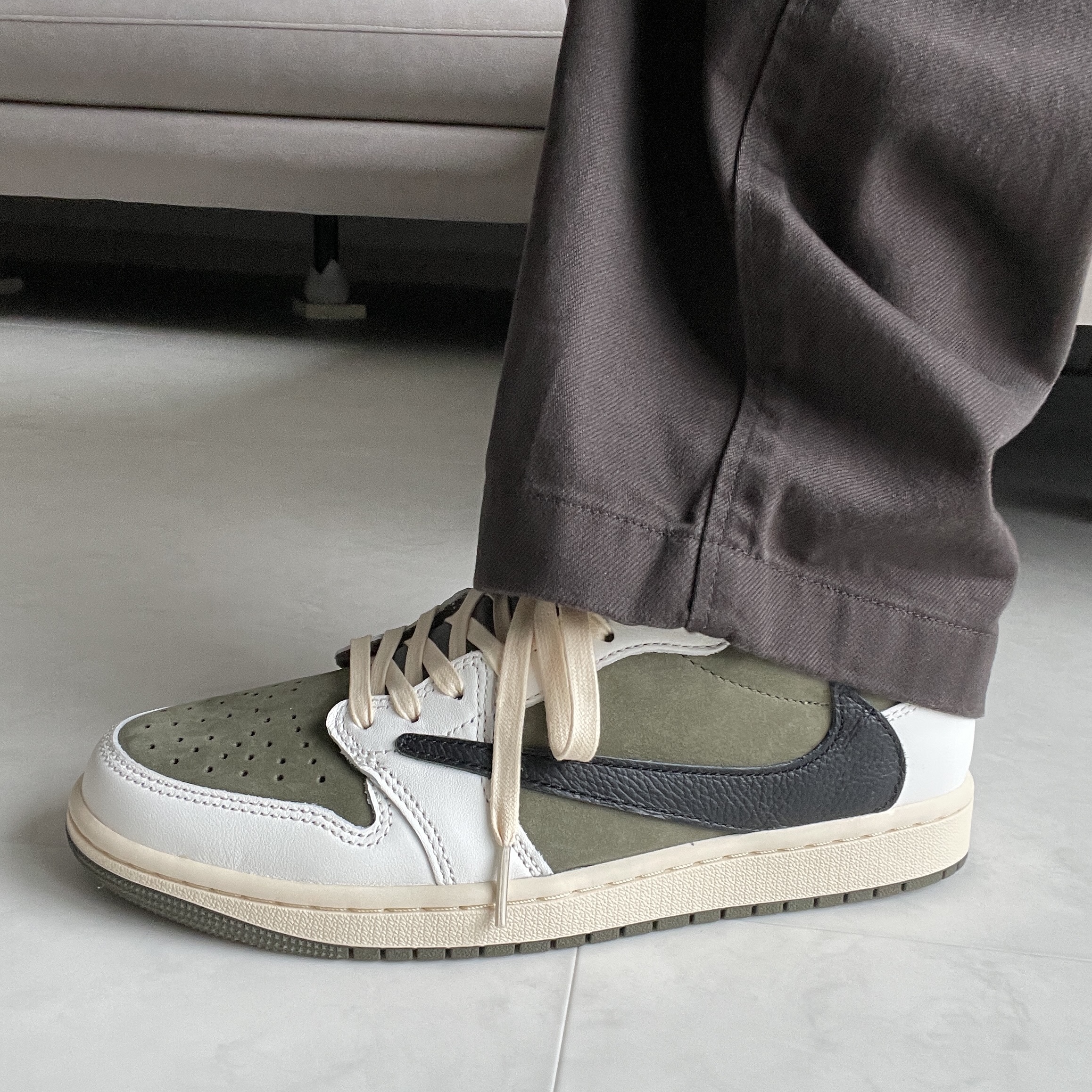 Jordan 1 x Travis Scott Retro Low OG SP Reverse Olive 착용 스타일 - 1