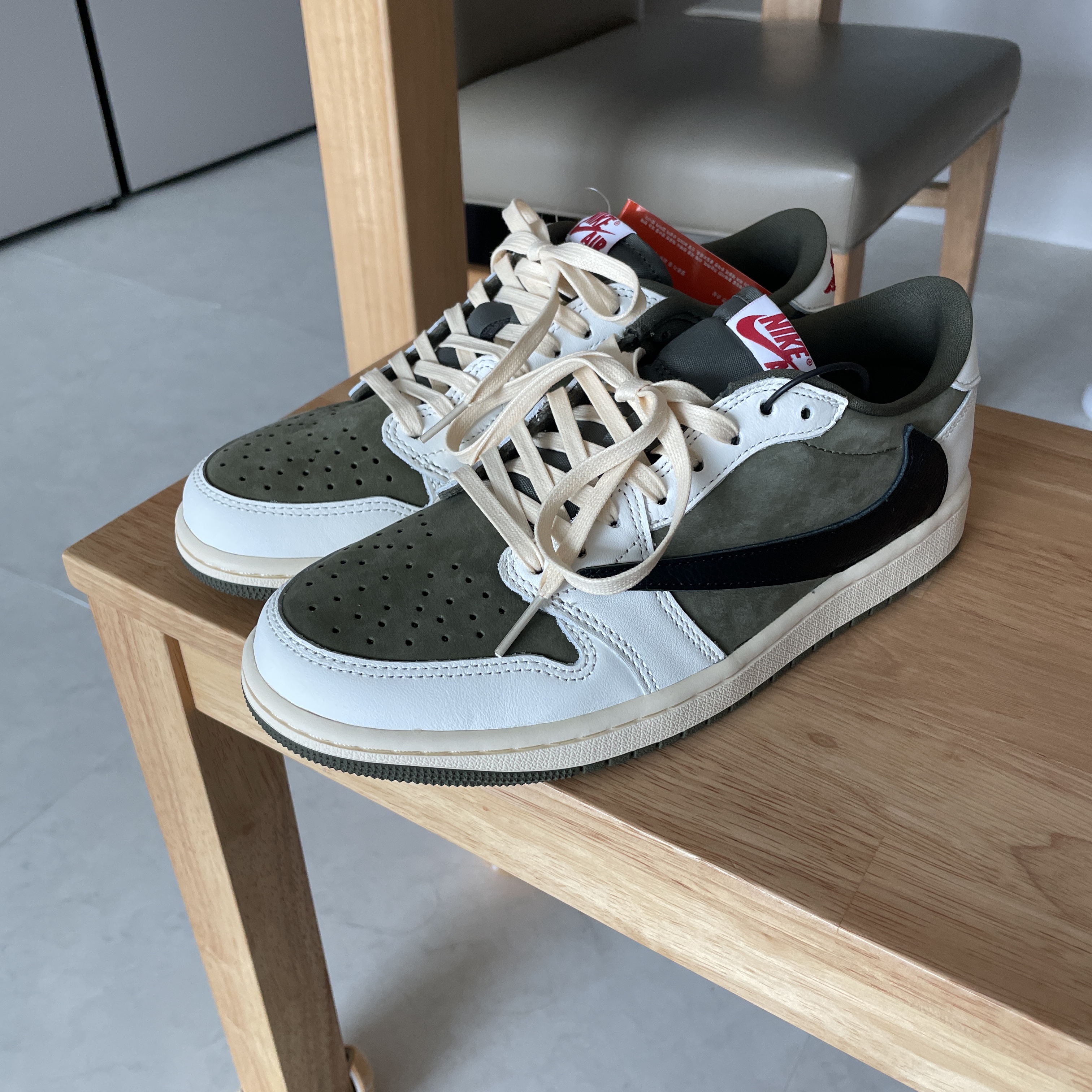 Jordan 1 x Travis Scott Retro Low OG SP Reverse Olive 착용 스타일 - 4