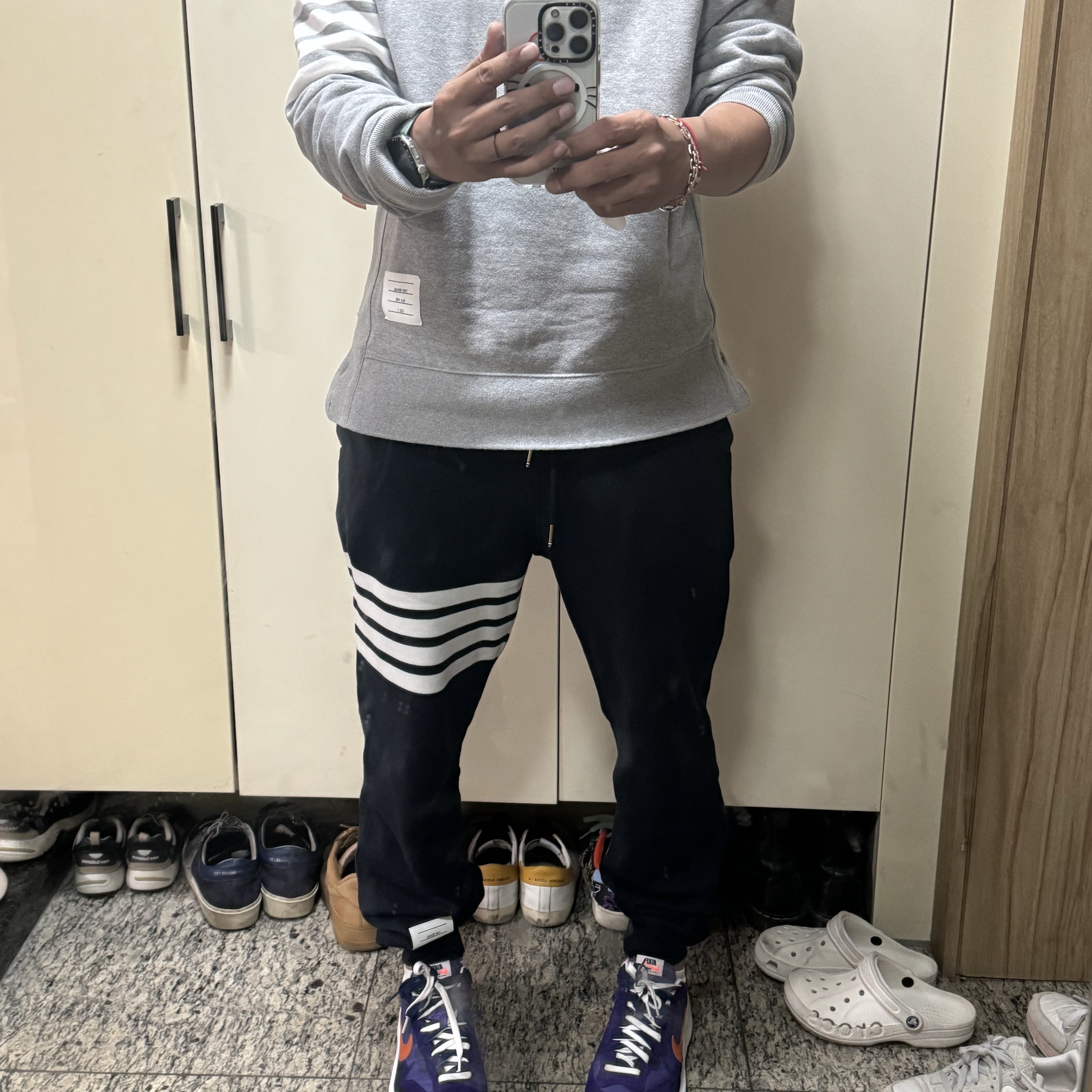 Thom Browne Classic Loopback Engineered 4-Bar Classic Sweatpants Navy, Nike x Sacai VaporWaffle Dark Iris 착용 스타일