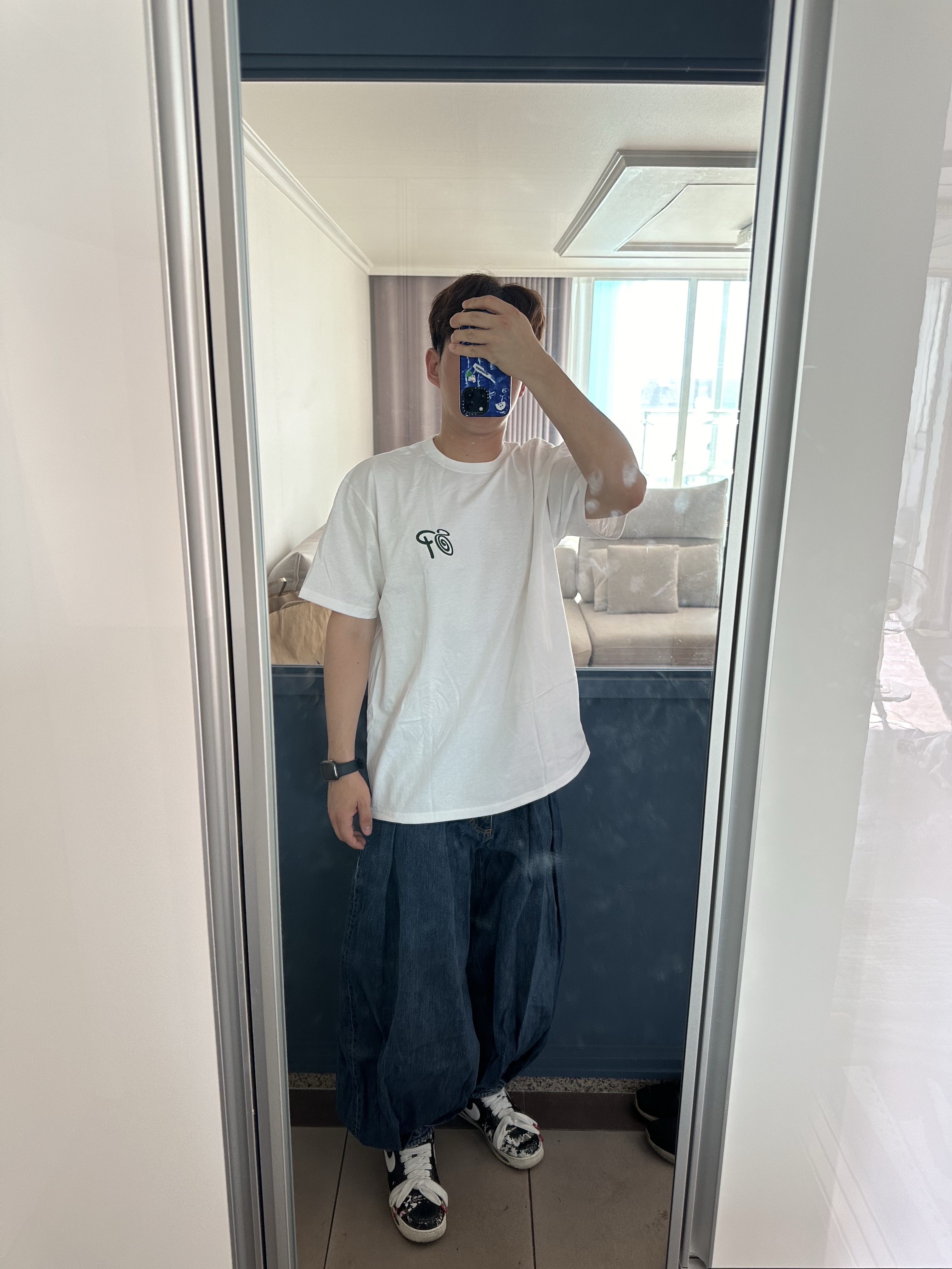 Stussy x Patta Sound Connection T-Shirt White, Zara x Ader Error Wide Leg Jeans Blue 착용 스타일
