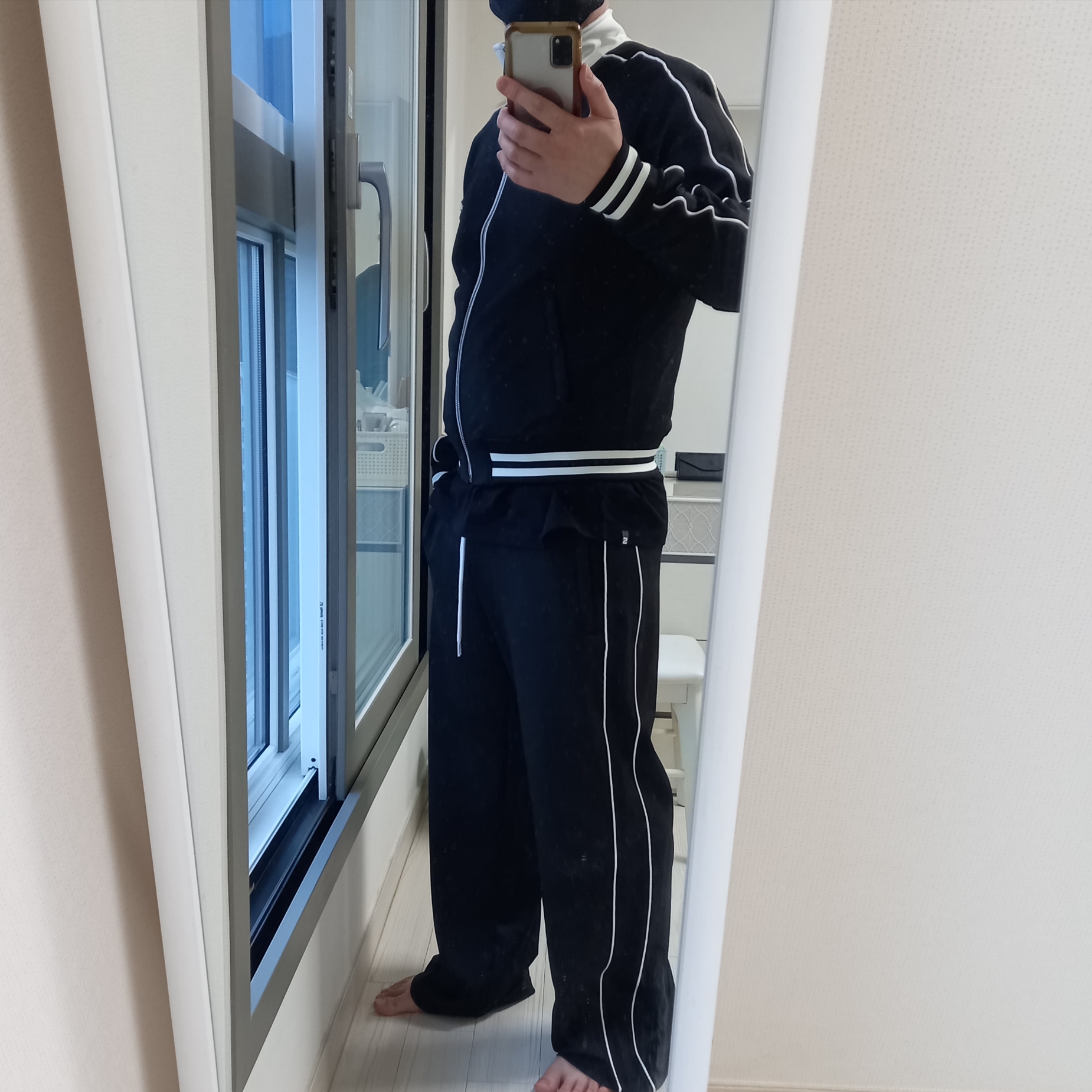 LE SSERAFIM Track Jacket Black, LE SSERAFIM Track Pants Black 착용 스타일 - 6