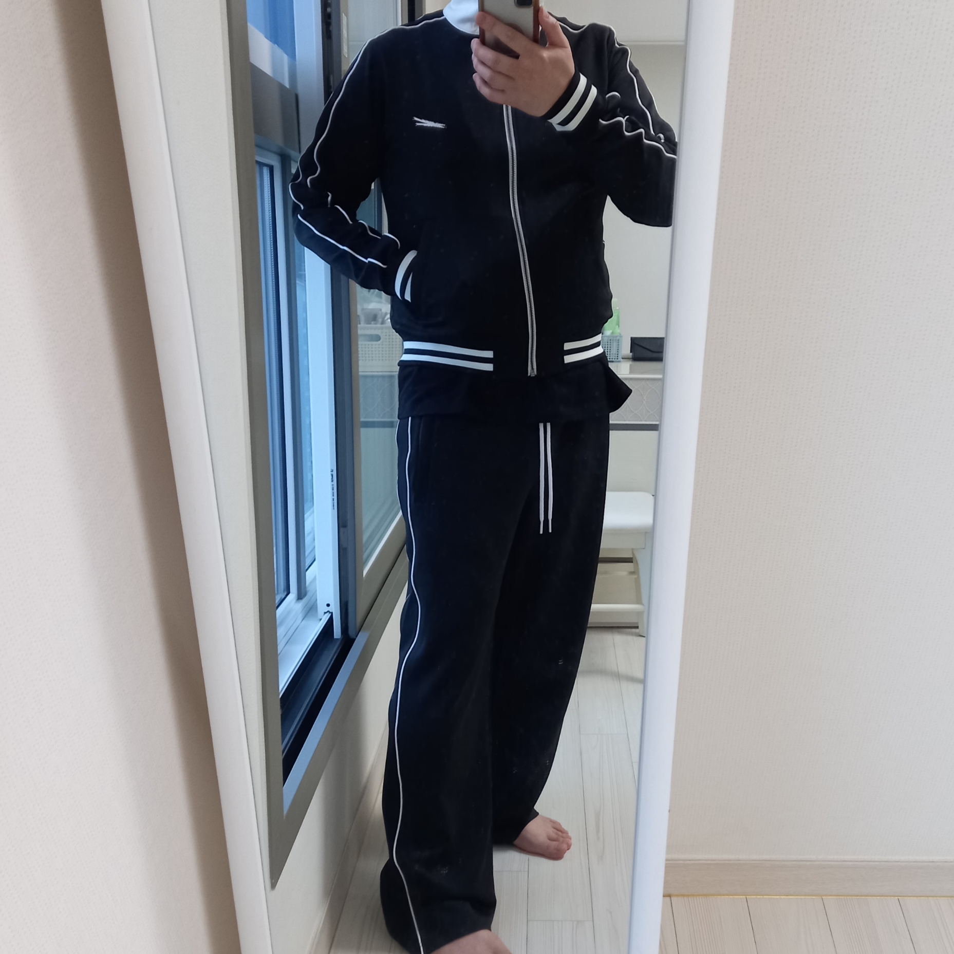 LE SSERAFIM Track Jacket Black, LE SSERAFIM Track Pants Black 착용 스타일 - 5