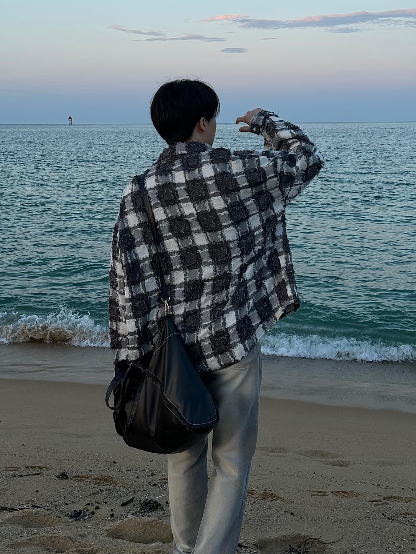 Matin Kim Big Coating Tote Bag Black, Our Legacy Ladon Brass Keychain Matte Nickel 착용 스타일 - 3